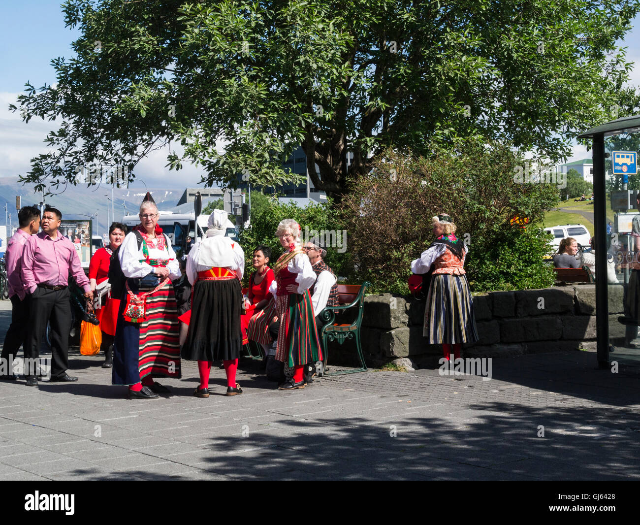 Gruppe von isländischen Männer Frauen in National Folk Kleid Hauptstadt Reykjavik City Island auf einen schönen Juli Sommertag Stockfoto
