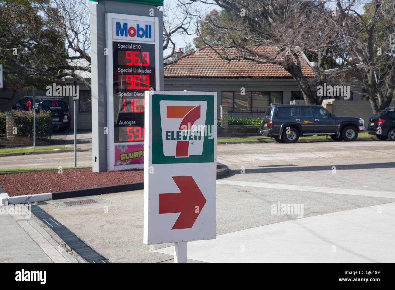 7 Eleven und Mobil betrieben Benzin Tankstelle in North Sydney, Australien Stockfoto