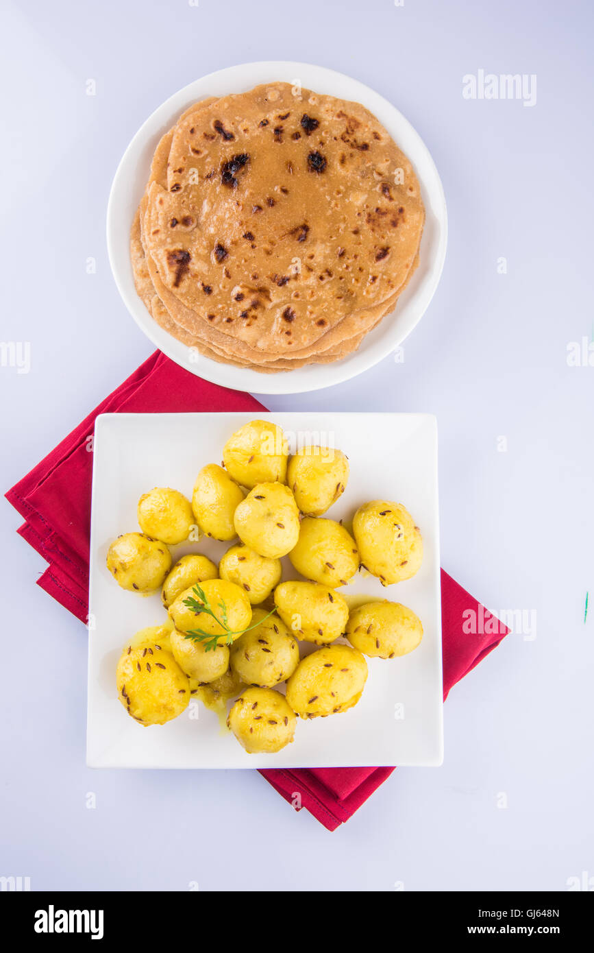 Aloo Braten oder trockene Kartoffel Curry mit Roti, Chapati oder Fladenbrot Stockfoto