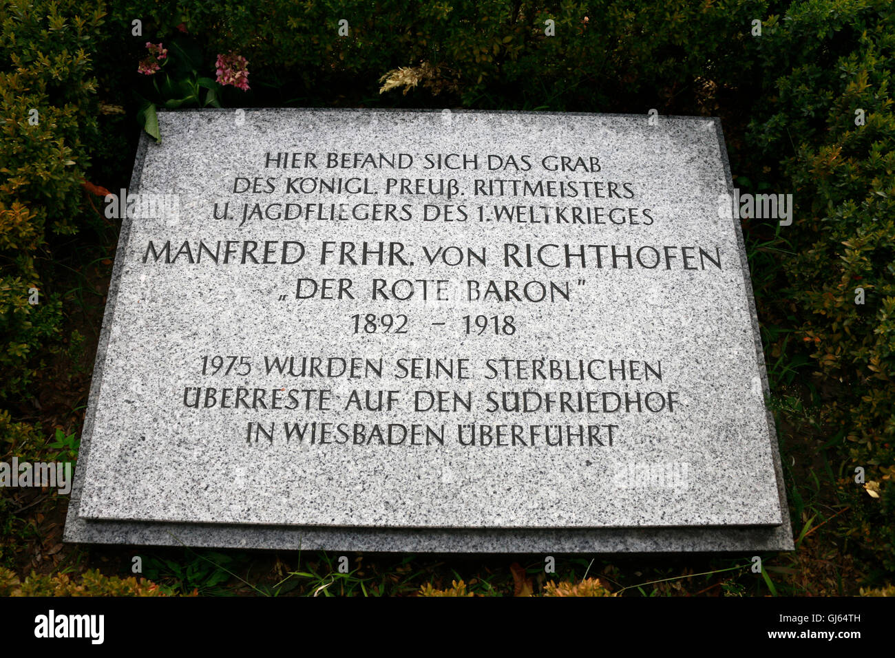 der Grabstein von Manfred von Richthofen Auf Dem Invalidenfriedhof, Berlin Stockfotografie Alamy der Grabstein von Manfred von Richthofen Auf Dem Invalidenfriedhof, Berlin Stockfotografie Alamy