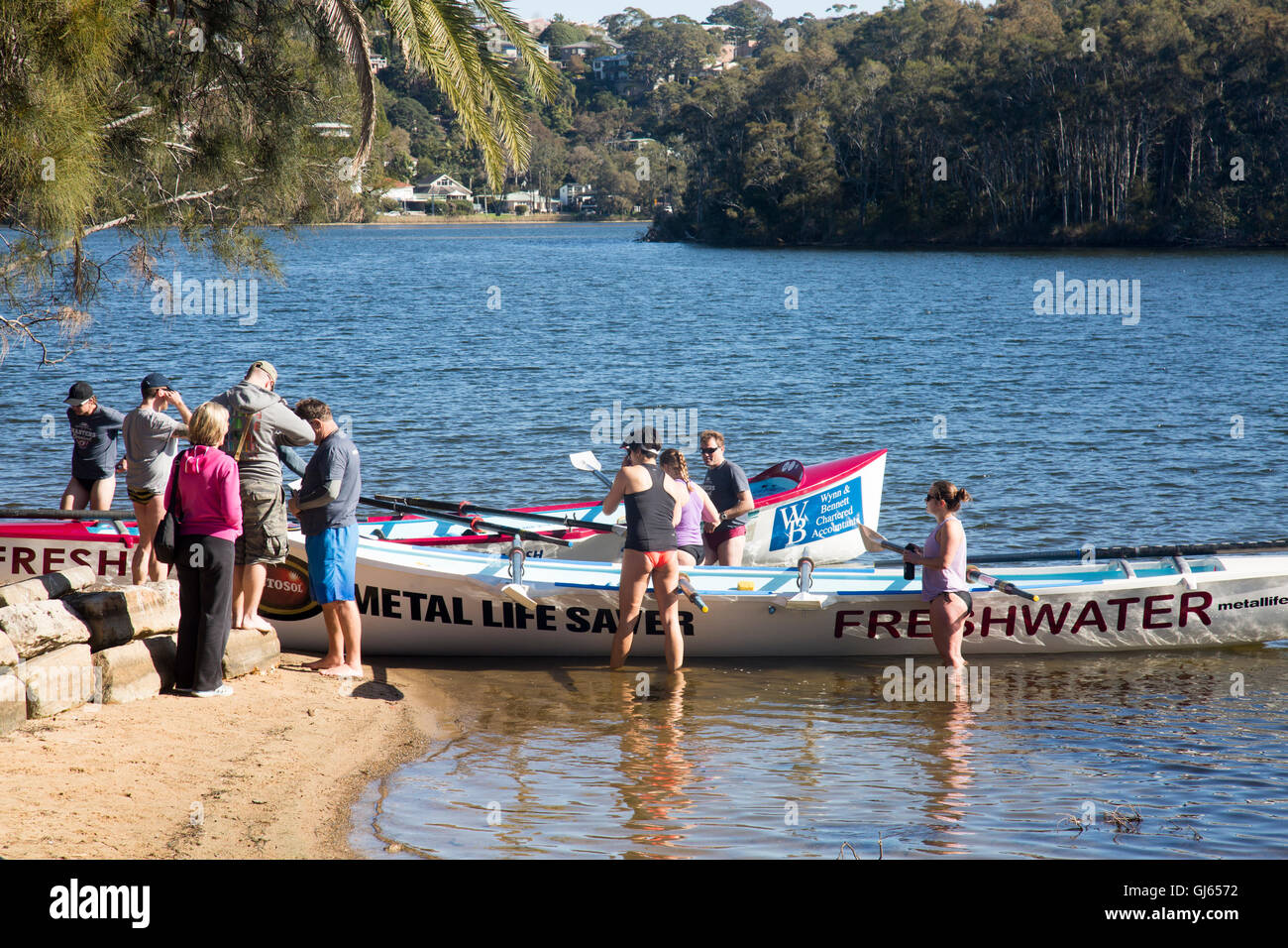 Familie, genießen Sie eine Zeile in traditionellen australischen Surfboats auf Narrabeen Lake, Sydney, Australien Stockfoto