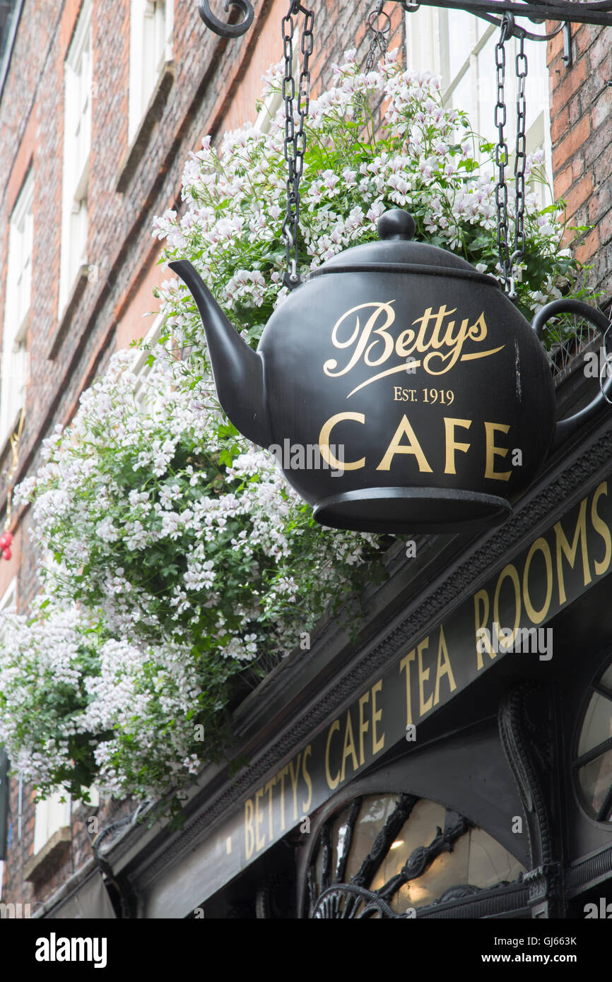 Betty Cafe und Tee Zimmer; Stonegate Straße; York; England; UK Stockfoto