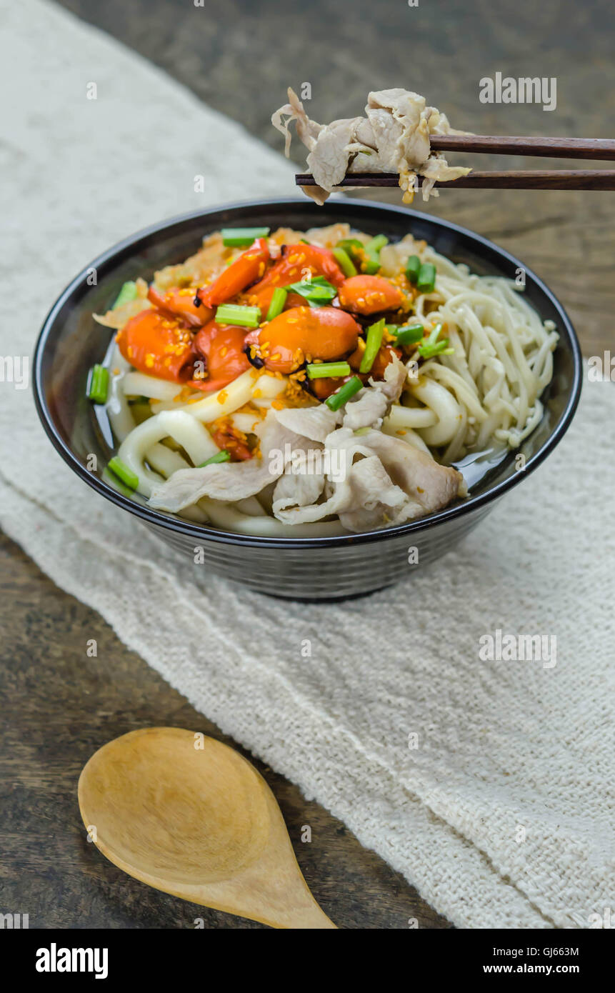 Koreanische heiße würzige Nudeln mit Kimchi und Meeresfrüchten Stockfoto