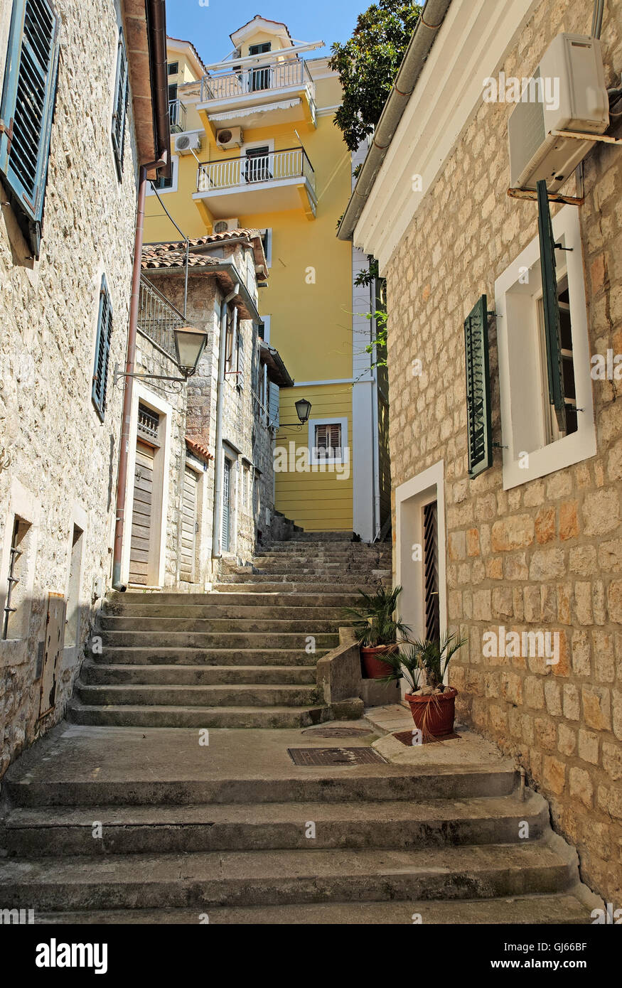 Typische Gasse in der Stadt von Herceg Novi, Montenegro Stockfoto
