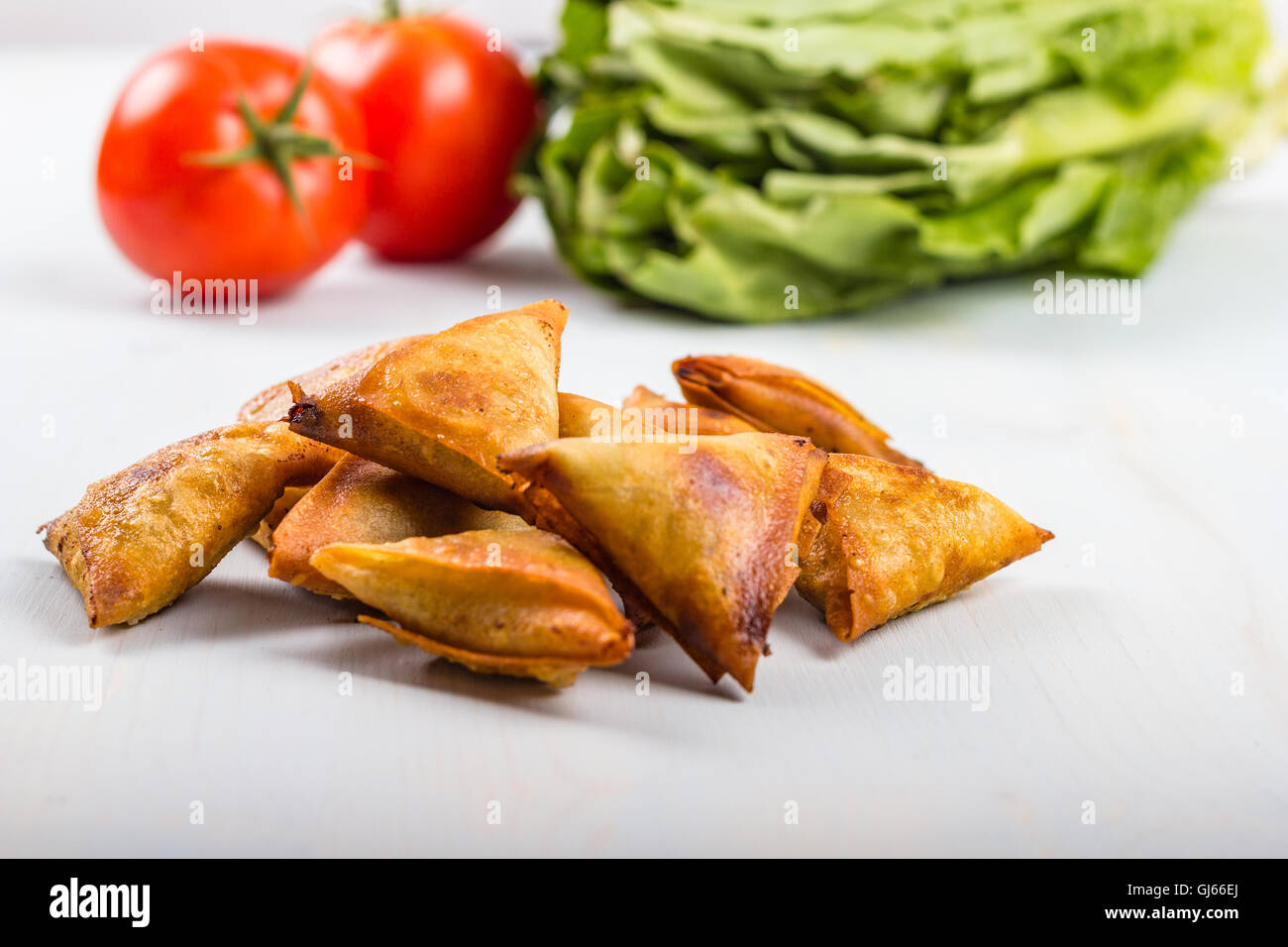 Nahaufnahme von gold und braun Backhendl Samosas. Stockfoto