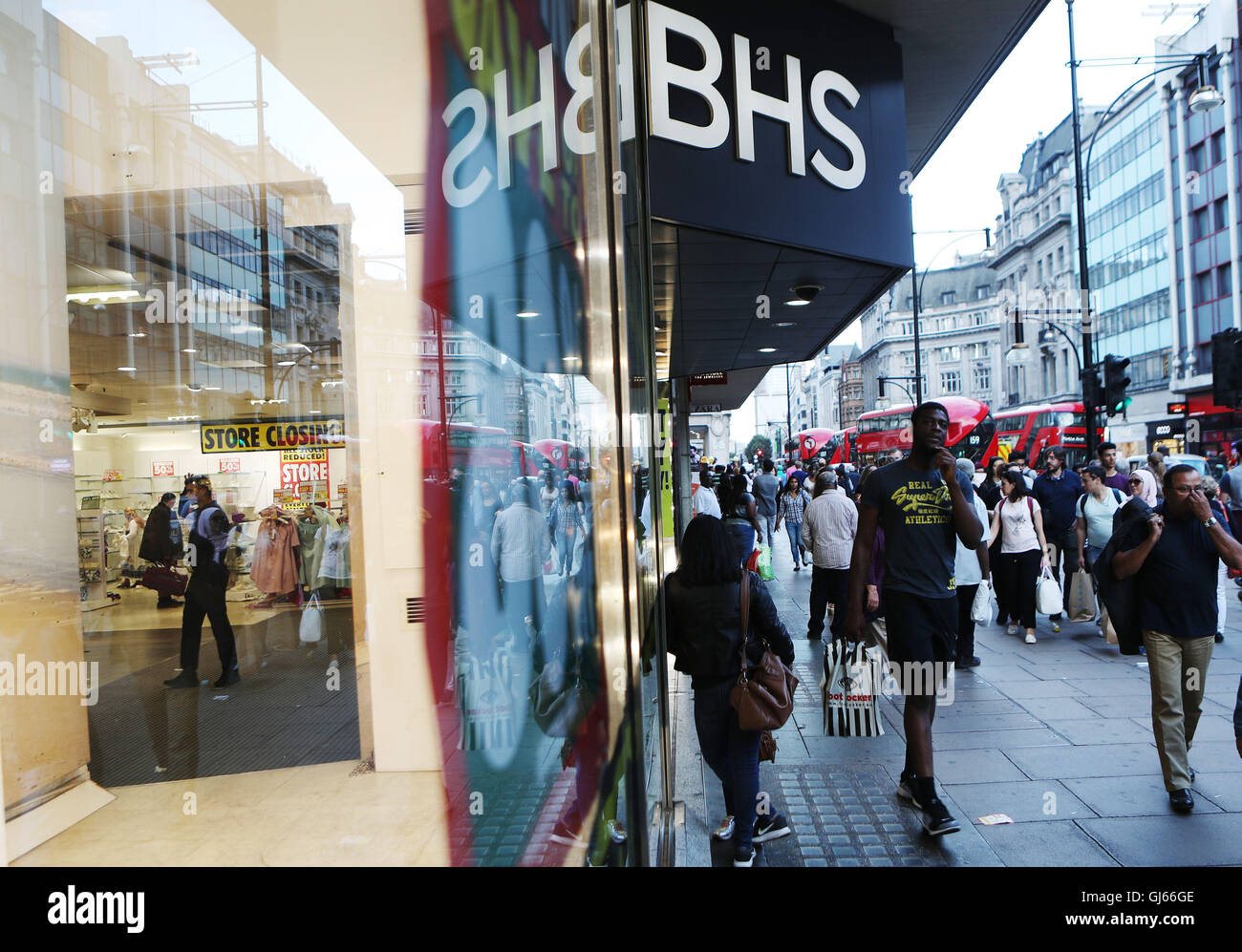 BHS in der Oxford Street in London, als Flagship-Store bereitet sich auf seinen Fensterläden zum letzten Mal herunterziehen. Stockfoto