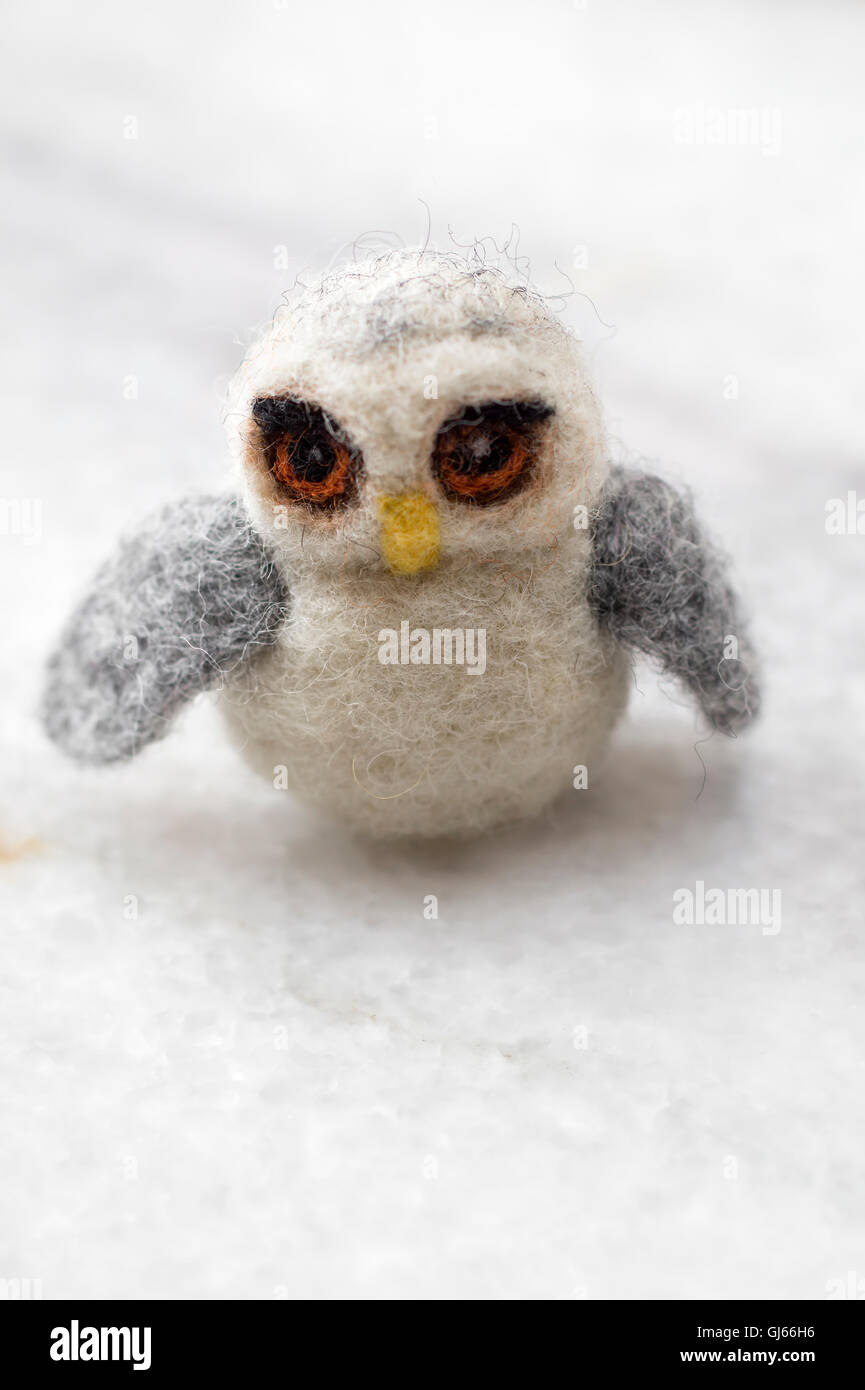 Handgemachte Eule Dekoration auf einem Tisch, Nahaufnahme Stockfoto