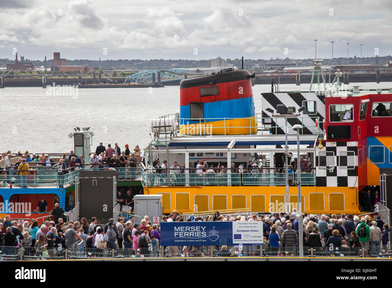 Inaugural segeln von Neu Painted Dazzle Ferry im April, 2015 operierendes Schiff über den Fluss Mersey. Dazzle Ferry gemaltes Design von Sir Peter Blake, als Teil des Ersten Weltkriegs gedenkfeiern. Flussexplorer Kreuzfahrt an Bord Snowdrop das hell gestrichene Dazzle Ferry Boot. Die Fähre wurde als "Blendle Ship" ausgewählt und erhielt eine einzigartige neue Lackierung, inspiriert von der Blendle Tarnung des Ersten Weltkriegs Stockfoto
