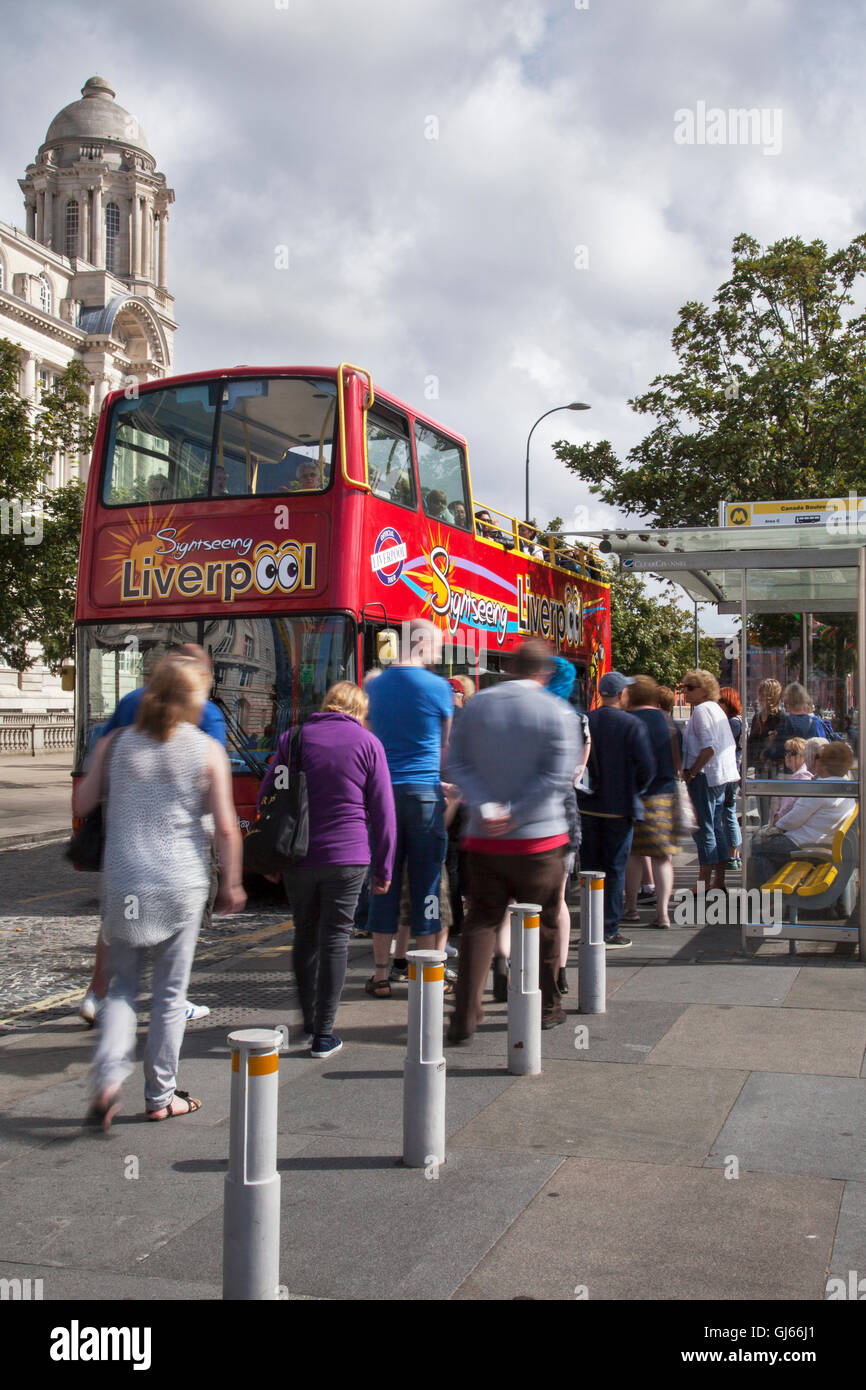 Sightseeing-Bus in Pierhead, Waterfront, Liverpool, Merseyside, Großbritannien Stockfoto