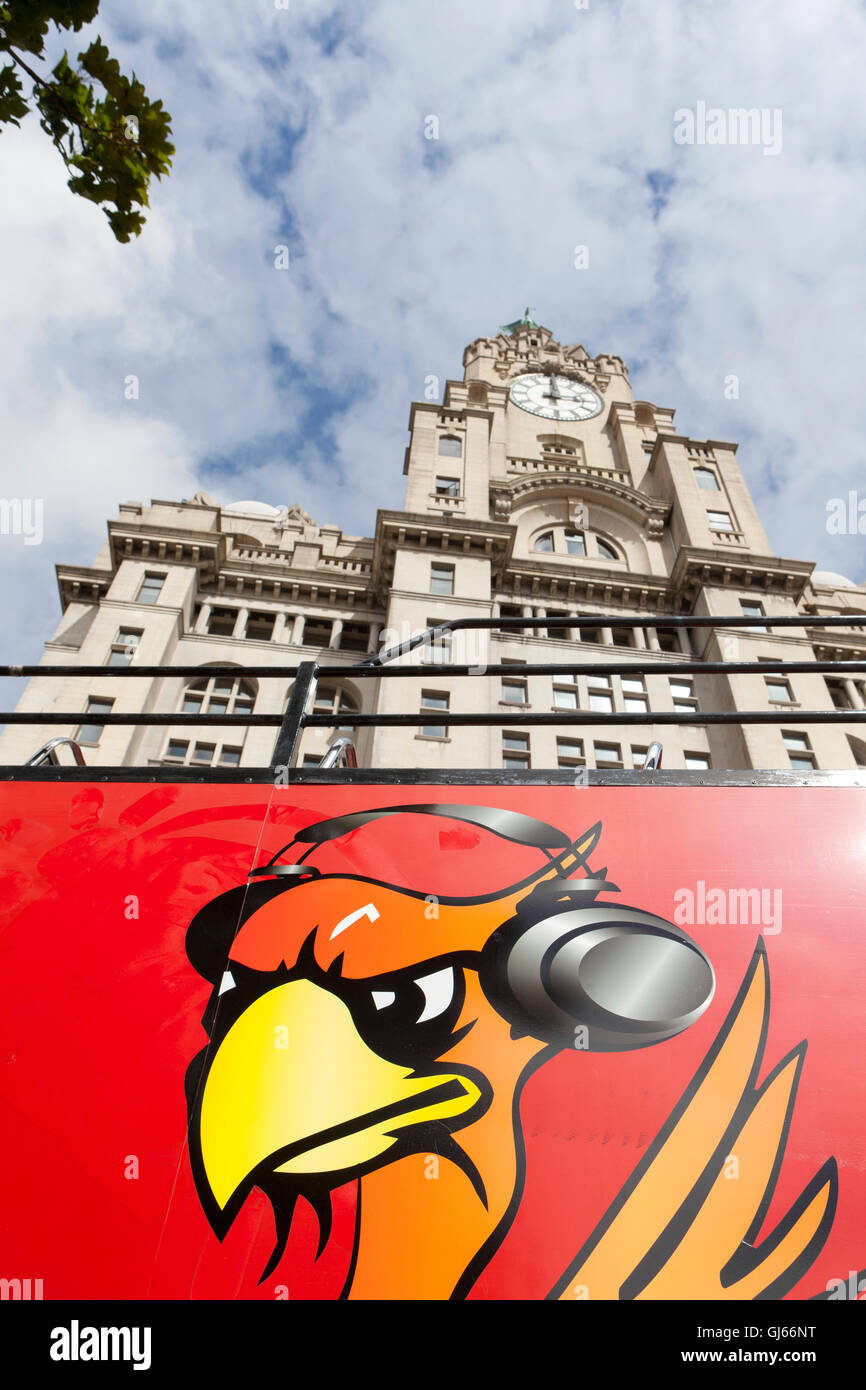 City-Explorer-Tour-Bus mit Leber Vogel geparkt aus of Liver Building, Liverpool, Merseyside, Großbritannien Stockfoto