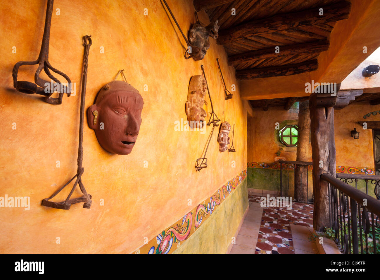 Artefakte schmücken eine Wand aus einem Kolonialhaus in El Fuerte, Sinaloa, Mexiko. Stockfoto