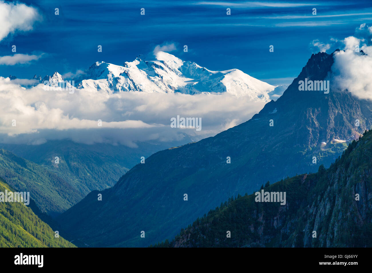 Blick auf den Mont-Blanc-Gipfel vom Lac d'Emosson in der Nähe von Schweizer Stadt Finhaut und französischen Stadt Chaminix, im August Stockfoto