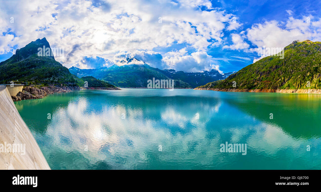 Panorama von hydroelektrische Damm am See Emosson in der Nähe Städte Chamonix (Frankreich) und Finhaut (Schweiz) in Schweizer Alpen Stockfoto