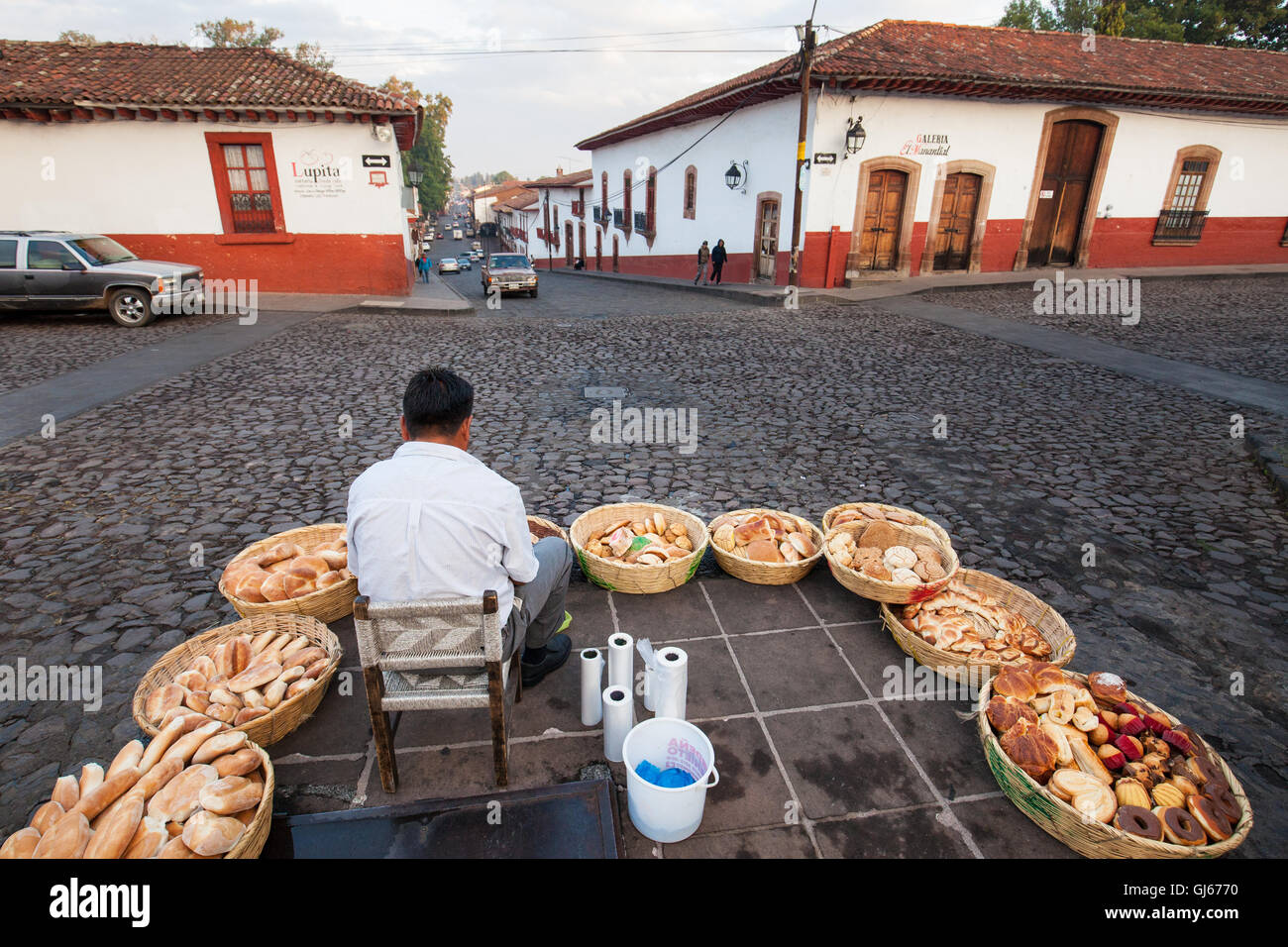 Don Arturo ist umgeben von Brotkörbe Alcantarilla ulica in Patzcuaro, Michoacan, Mexiko. Stockfoto