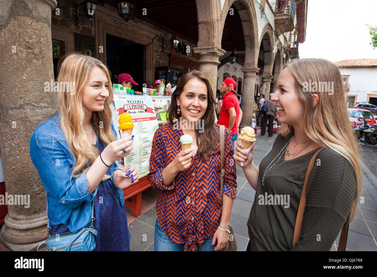 Besucher genießen Eistüten aus der berühmten Neveria Pacanda in Patzcuaro, Michoacan, Mexiko. Stockfoto