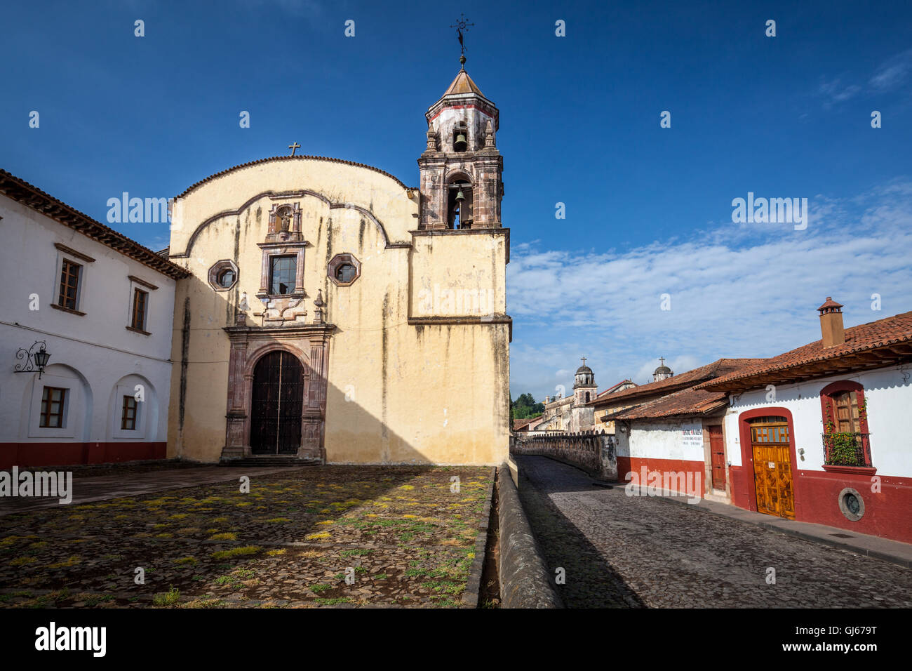 Templo der Compañia und Lérin Street in Patzcuaro, Michoacan, Mexiko. Stockfoto