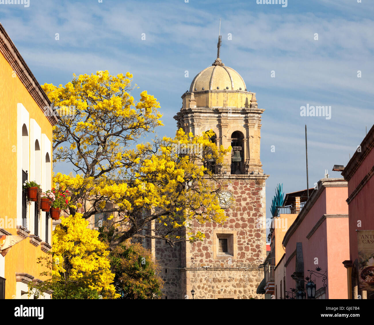 Kirchturm und Gebäude im ruhigen Tequila, Jalisco, Mexiko. Stockfoto