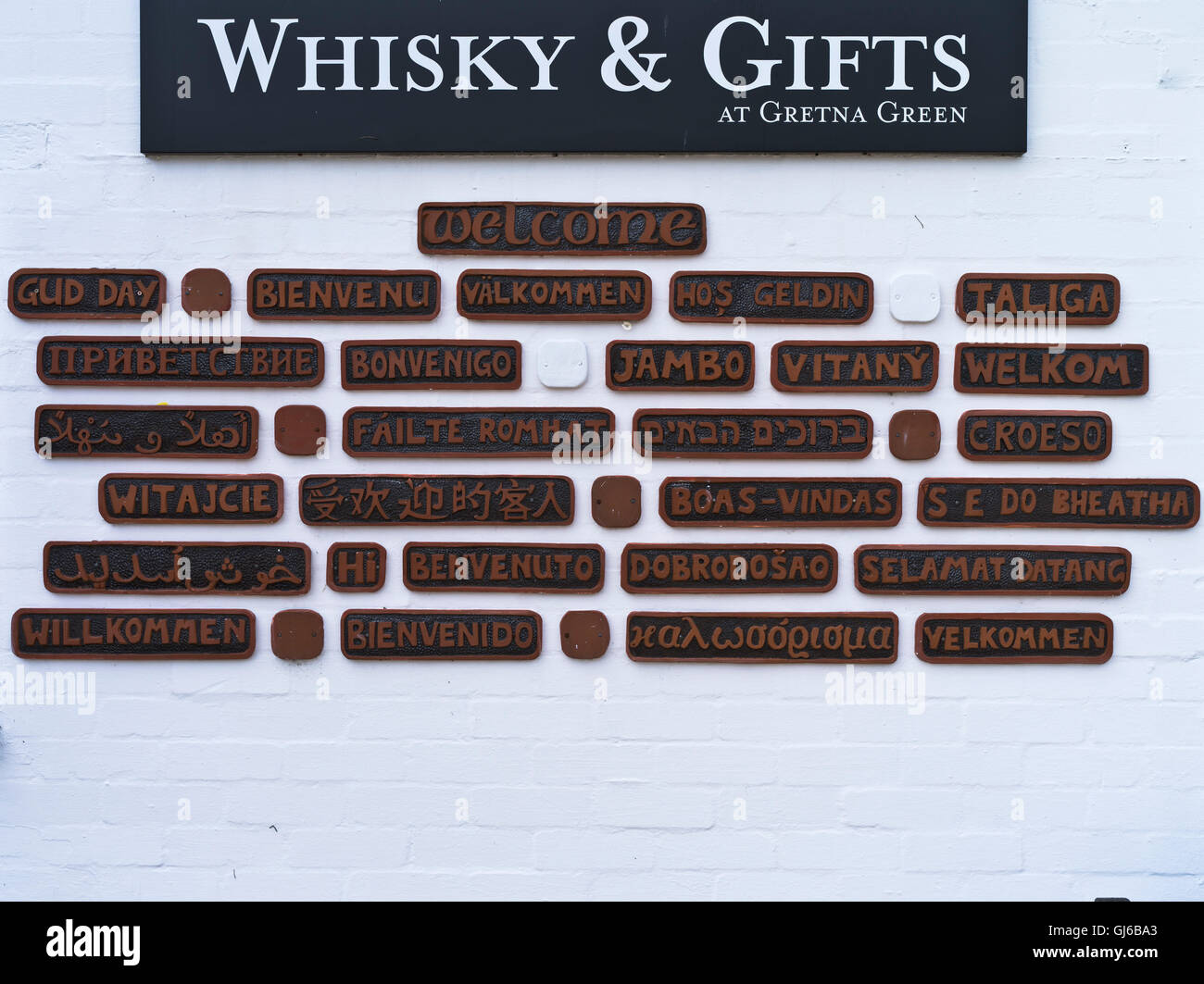 dh Shop GRETNA GREEN DUMFRIES Whisky Geschenkladen willkommen in Verschiedene Sprachen Tourismus Schottland Stockfoto