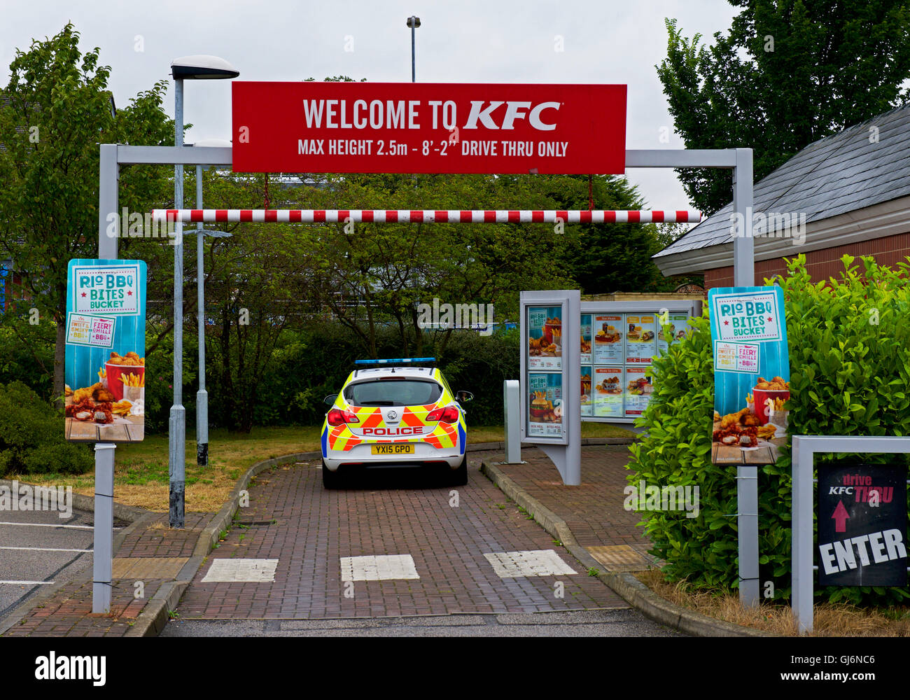 Polizeiauto im drive-in KFC Take-away-Restaurant, England UK Stockfoto