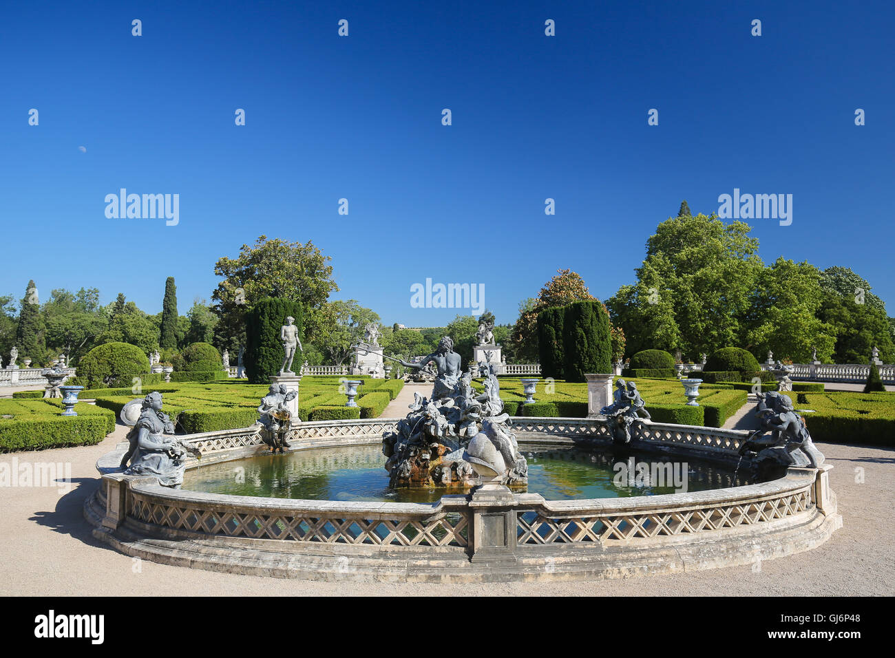 Brunnen am Palast von Queluz, einem portugiesischen aus dem 18. Jahrhundert Palast in Sintra Municipality, Lisbon District. Stockfoto