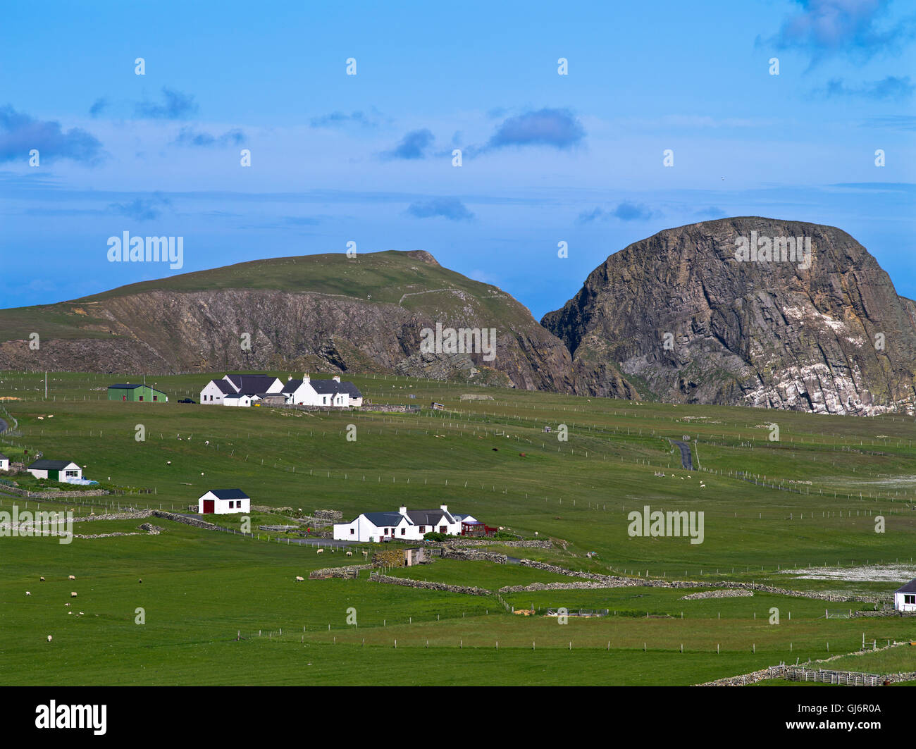 dh FAIR ISLE SHETLAND Croft Ferienhaus Häuser Dorf Sheep Rock Stockfoto