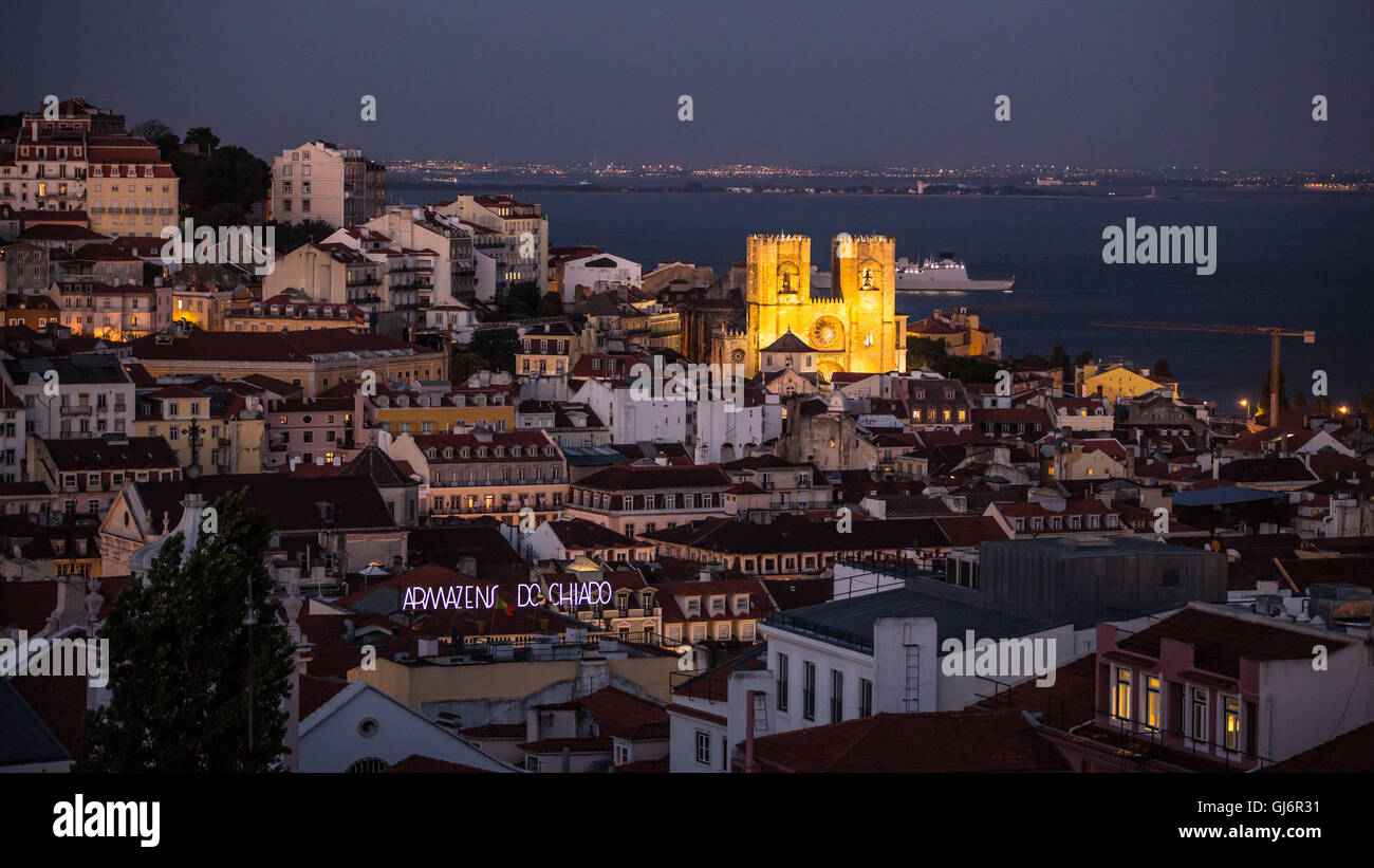 Europa, Portugal, Lissabon, Blick auf die Kathedrale Se bei Nacht Stockfoto