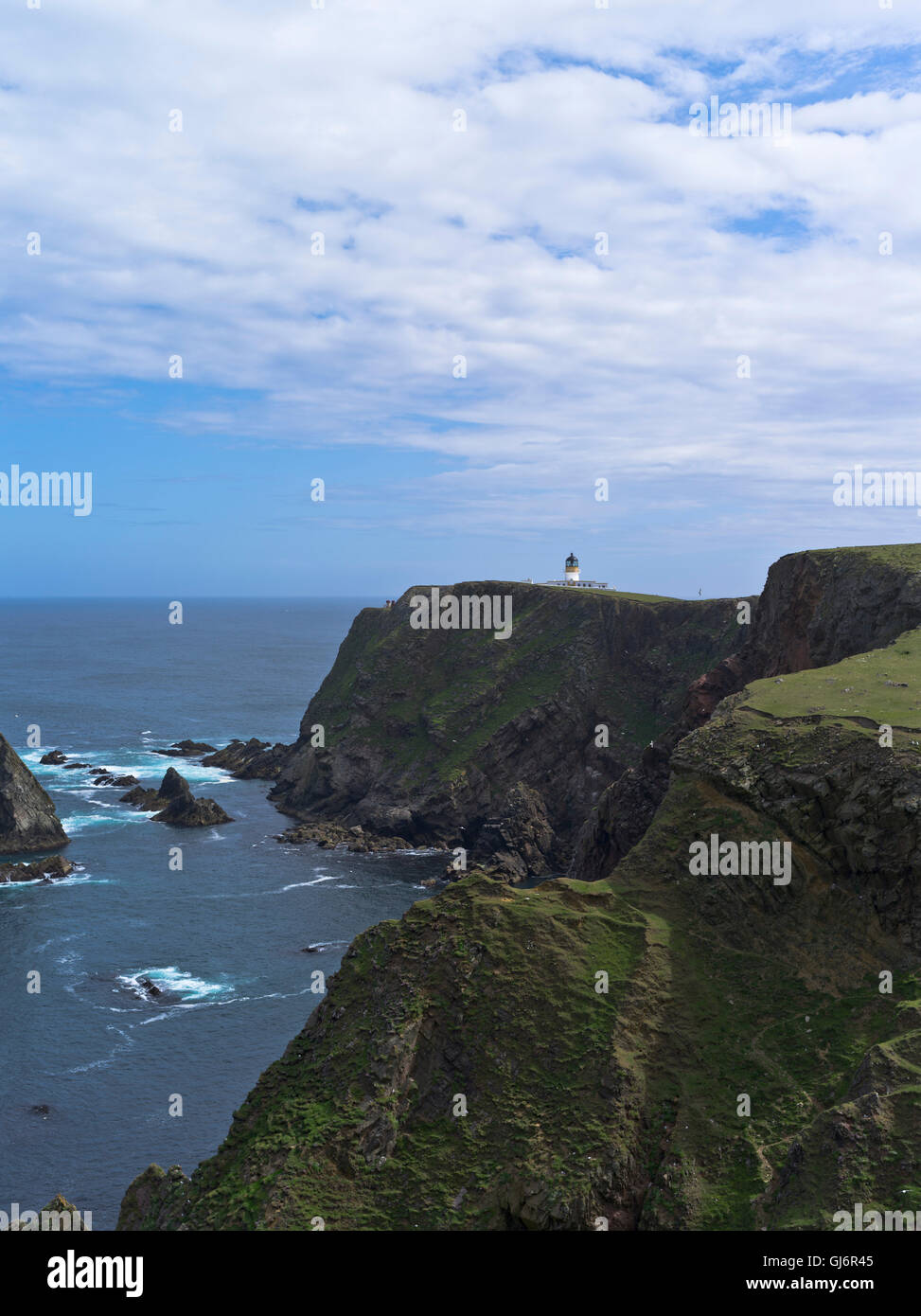 dh Leuchtturm FAIR ISLE SHETLAND Nord Küste Meer Klippen Leuchtturm nördlich von Großbritannien Stockfoto