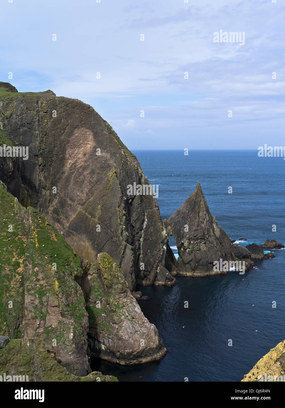 Dh FAIR ISLE SHETLAND Nordküste Klippen Natural Arch im Norden von Schottland Stockfoto
