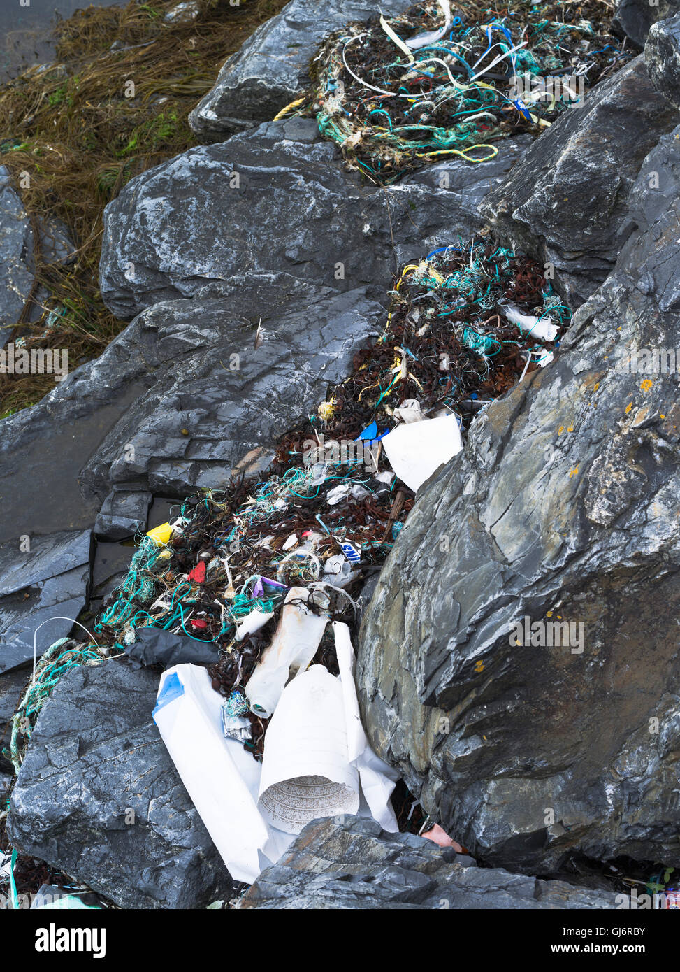 dh Jetsam Shore Waste ENVIRONMENT WASTE UK SCOTLAND Plastic flotsam An Land gewaschen auf Meeresfelsen Strand Müll Meeresmüll Stockfoto