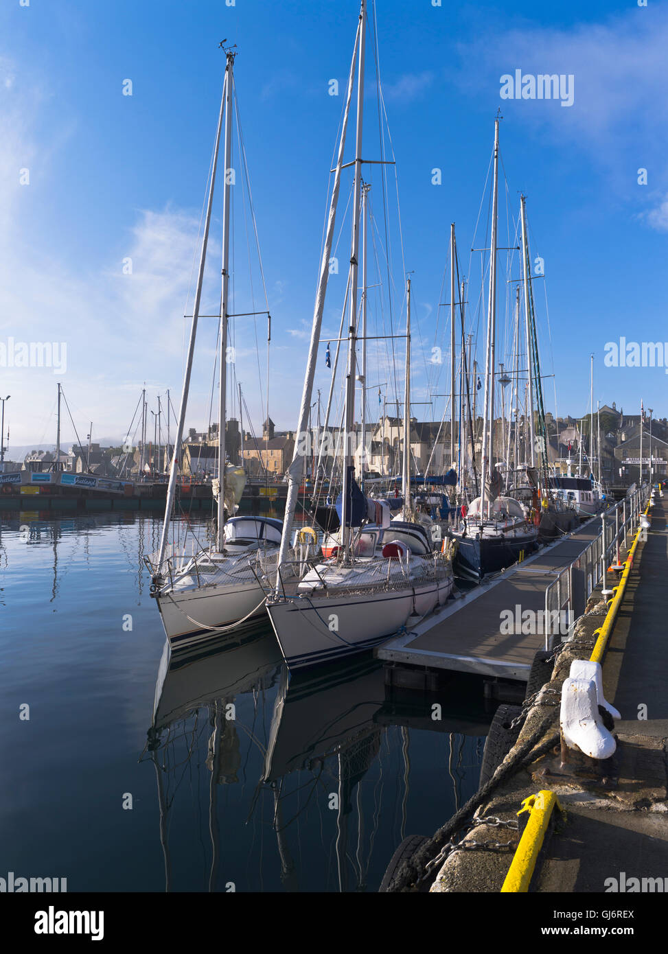 Dh Lerwick Hafen LERWICK SHETLAND Yachten im Hafen Marina am frühen Morgen Nebel Schottland island Shetland Boote Stockfoto