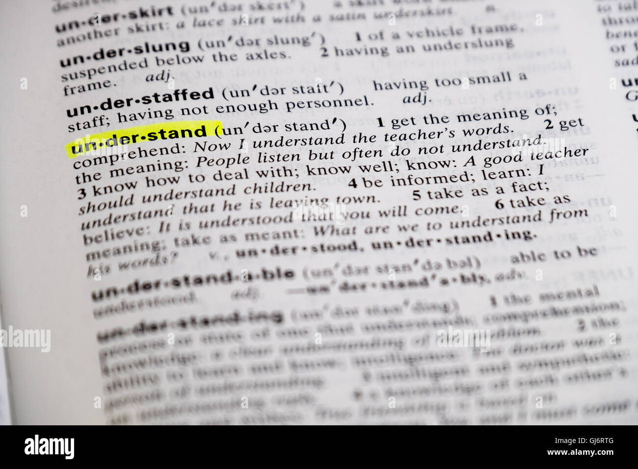 Das Wort zu verstehen, wird hervorgehoben und in einem Wörterbuch definiert. Stockfoto