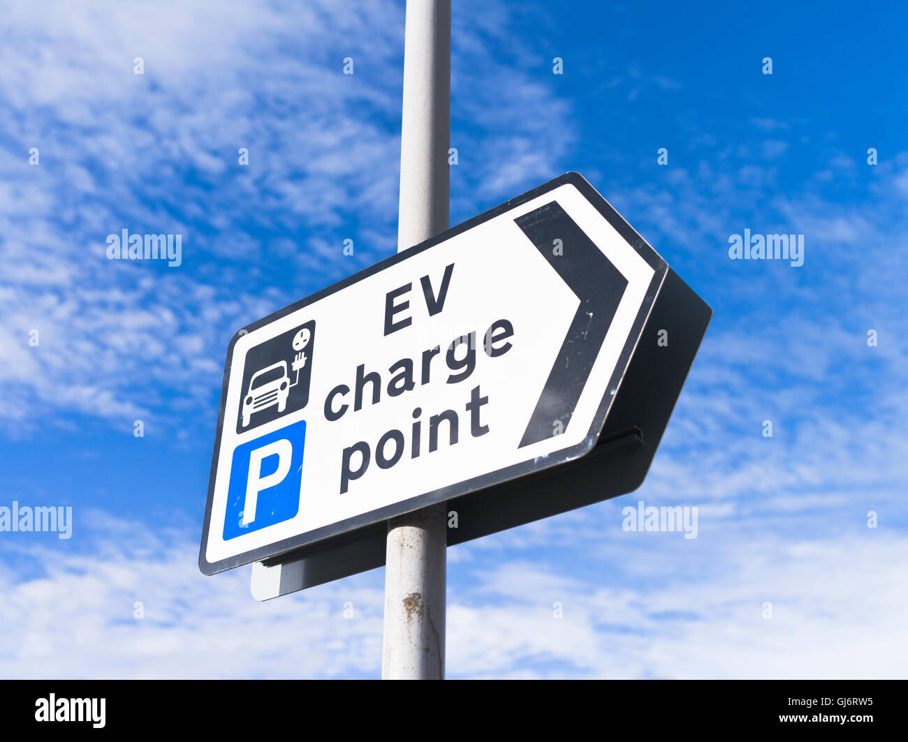dh Electric UMWELT UK Elektrofahrzeug ev. Ladepunkt Zeichen Auto-Ladestation Parken von Autos Stockfoto