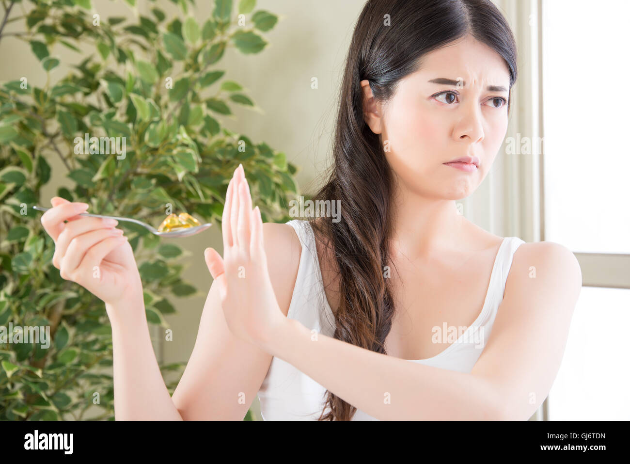 schöne asiatische Frauen ablehnen, Menge Nahrungsergänzungsmittel zu Hause essen Stockfoto