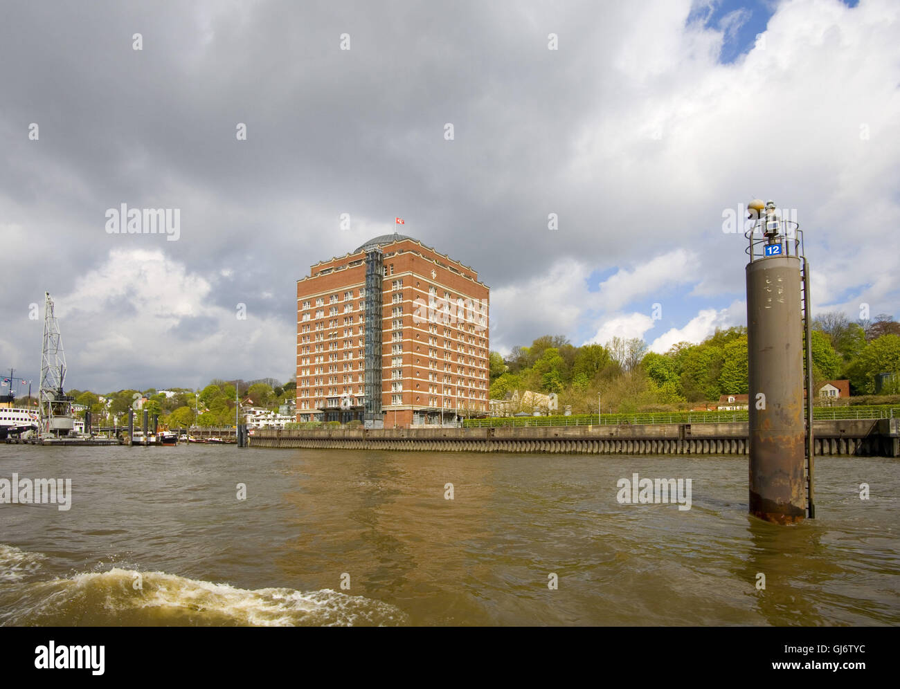 Blick von der Elbe auf die Augustinum Seniorenresidenz Hamburg Stockfoto