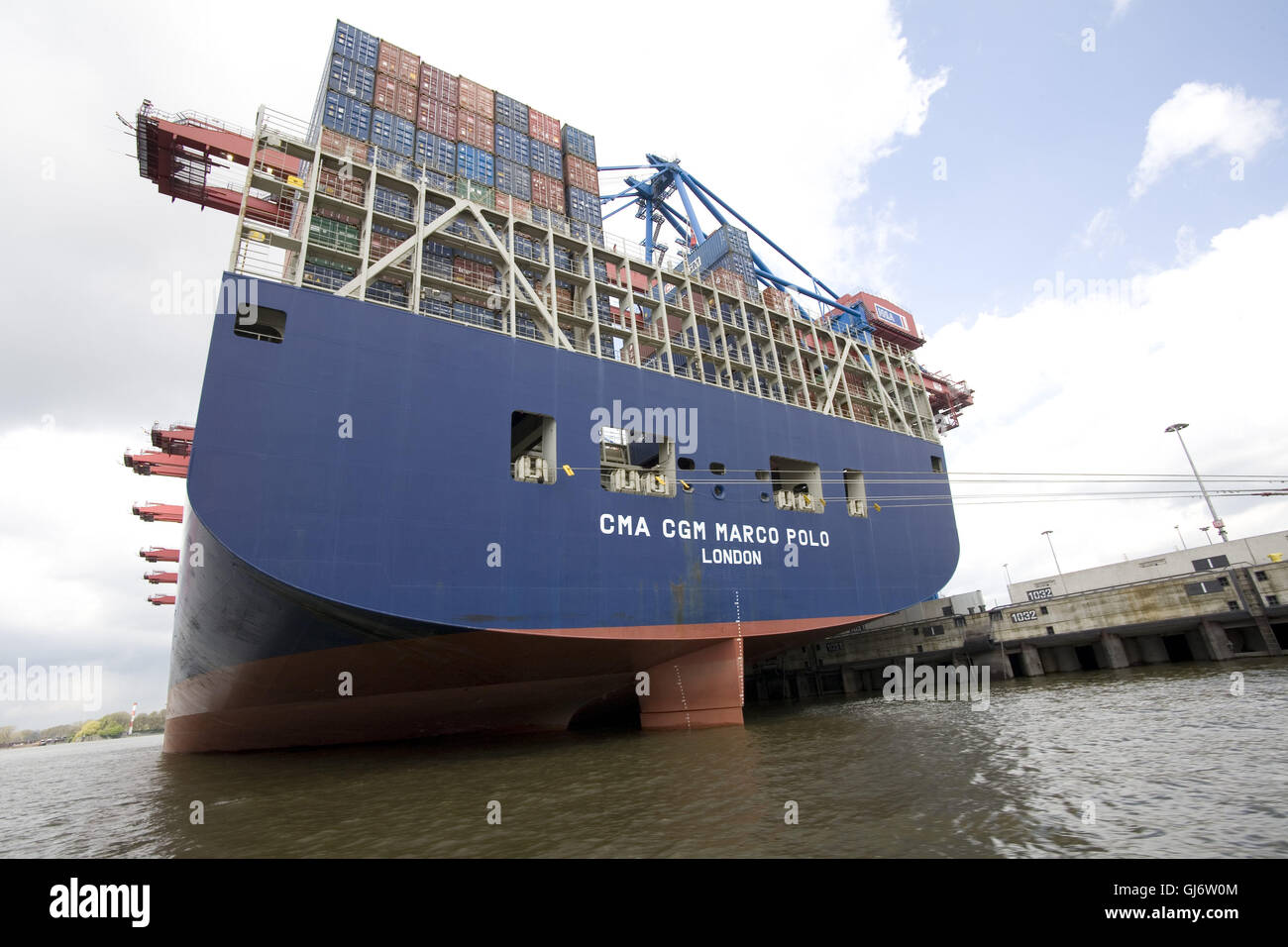 Containerschiff CMA CGM Marco Polo im Hamburger Hafen Stockfoto