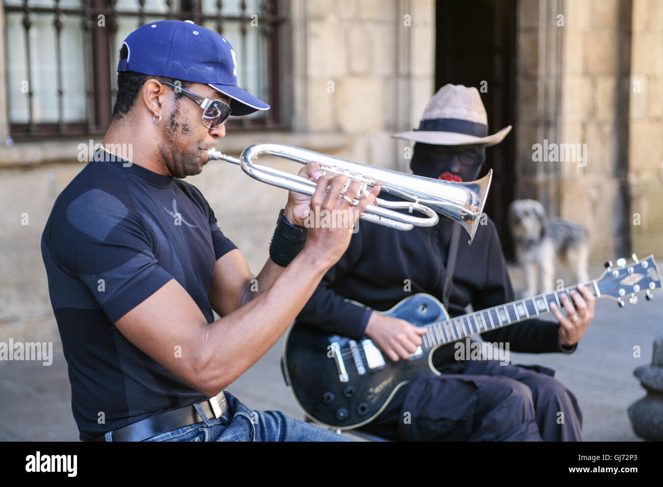 Trompete, Spielen, Mann, Santiago de Compostela, JazzMan, spielt Blues Gitarre hier von einem anderen Musiker in Plaza de Quintana, Quadrat neben dem begleitet Stockfoto