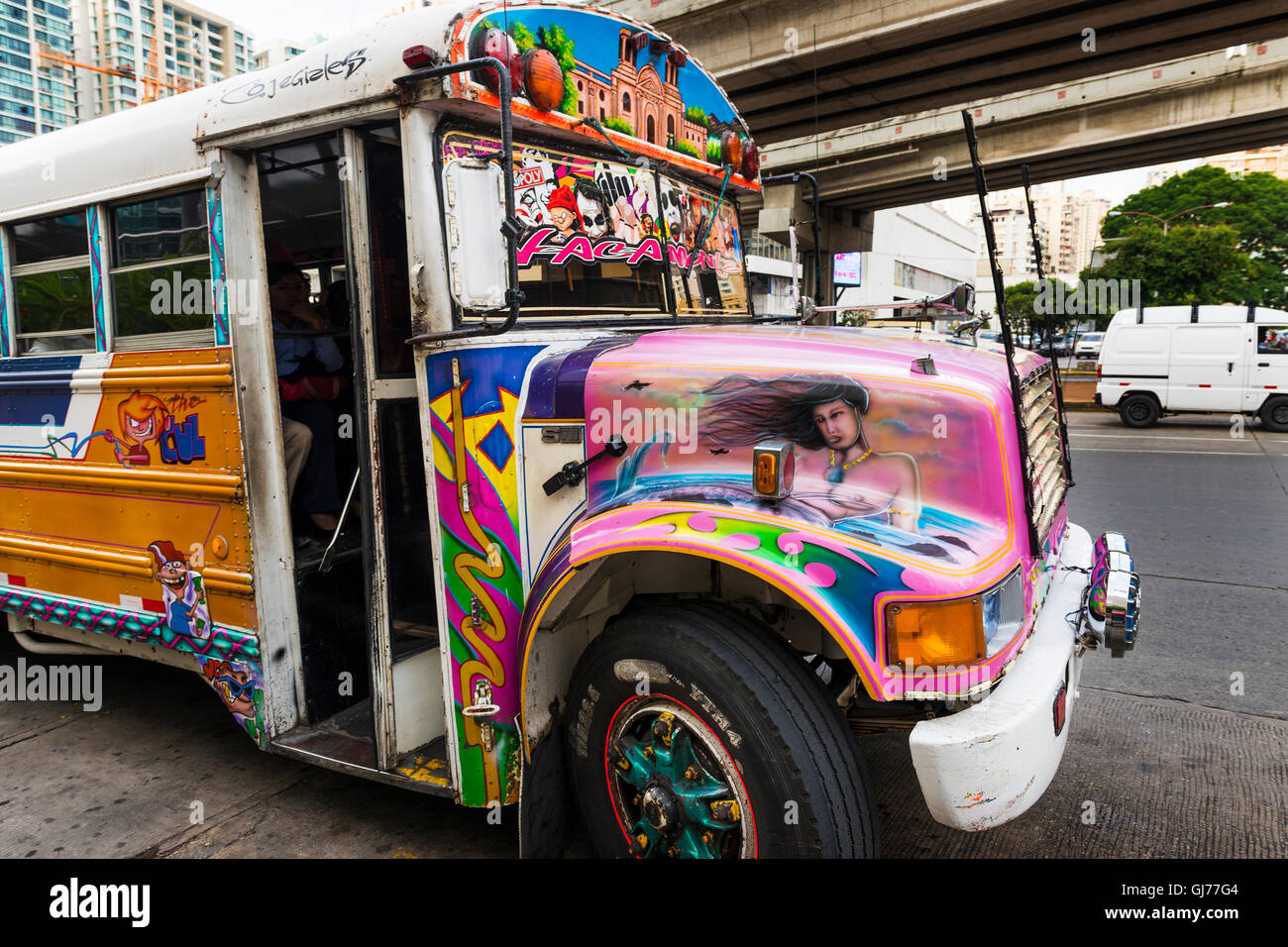 Panama-Stadt, Panama - 18. März 2014: Red Devil Bus (Diablo Rojo) in einer Straße von Panama City. Red Devil Busse sind öffentlichen transpo Stockfoto Panama-Stadt, Panama - 18. März 2014: Red Devil Bus (Diablo Rojo) in einer Straße von Panama City. Red Devil Busse sind öffentlichen transpo Stockfoto