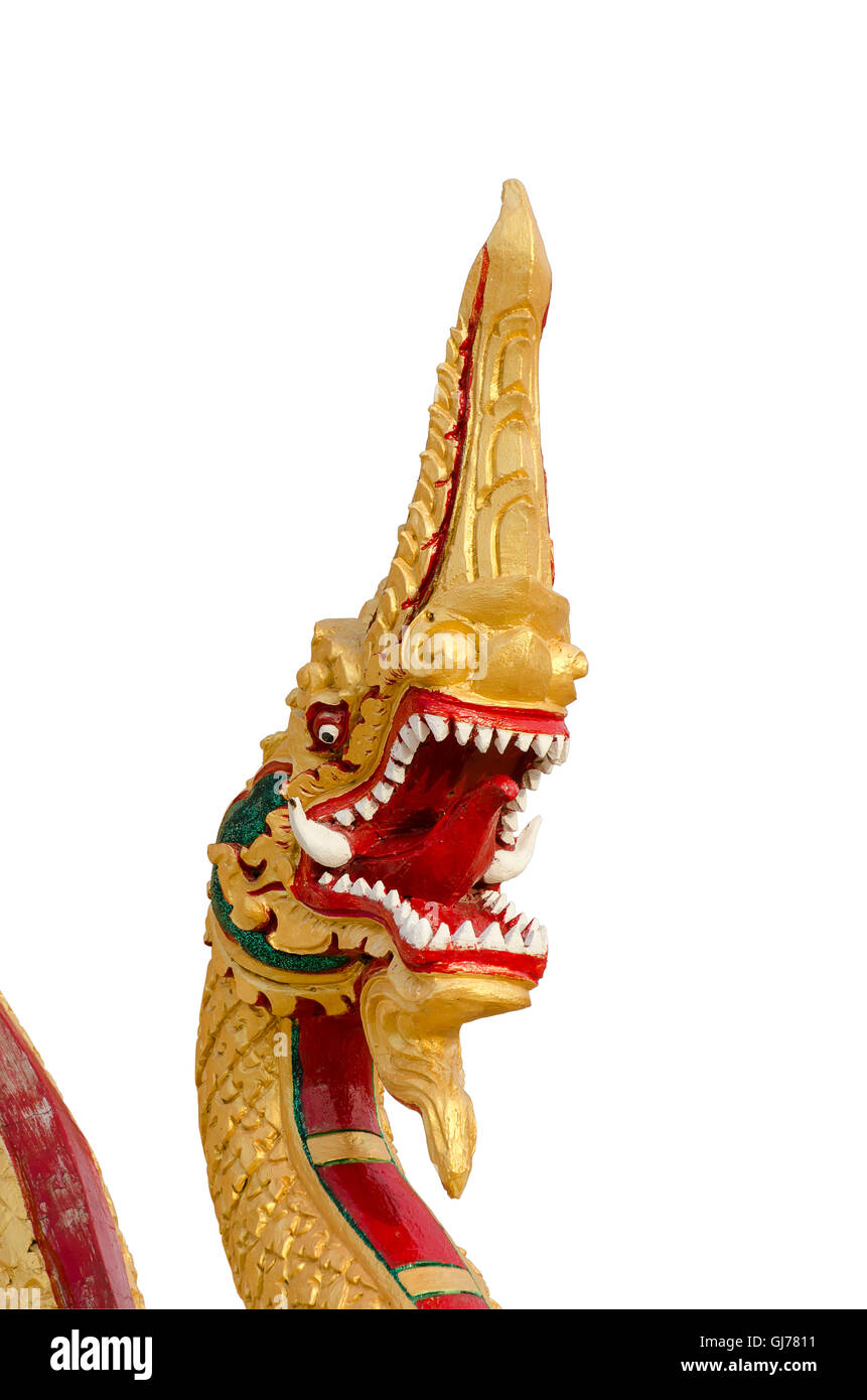 Naga-Statue im Tempel im Nordosten von Thailand auf einem weißen Hintergrund mit Pfaden. Stockfoto