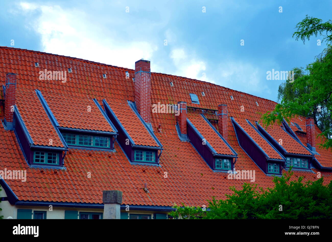 rotes Dach eines mittelalterlichen Rahmen-Gebäudes Stockfoto