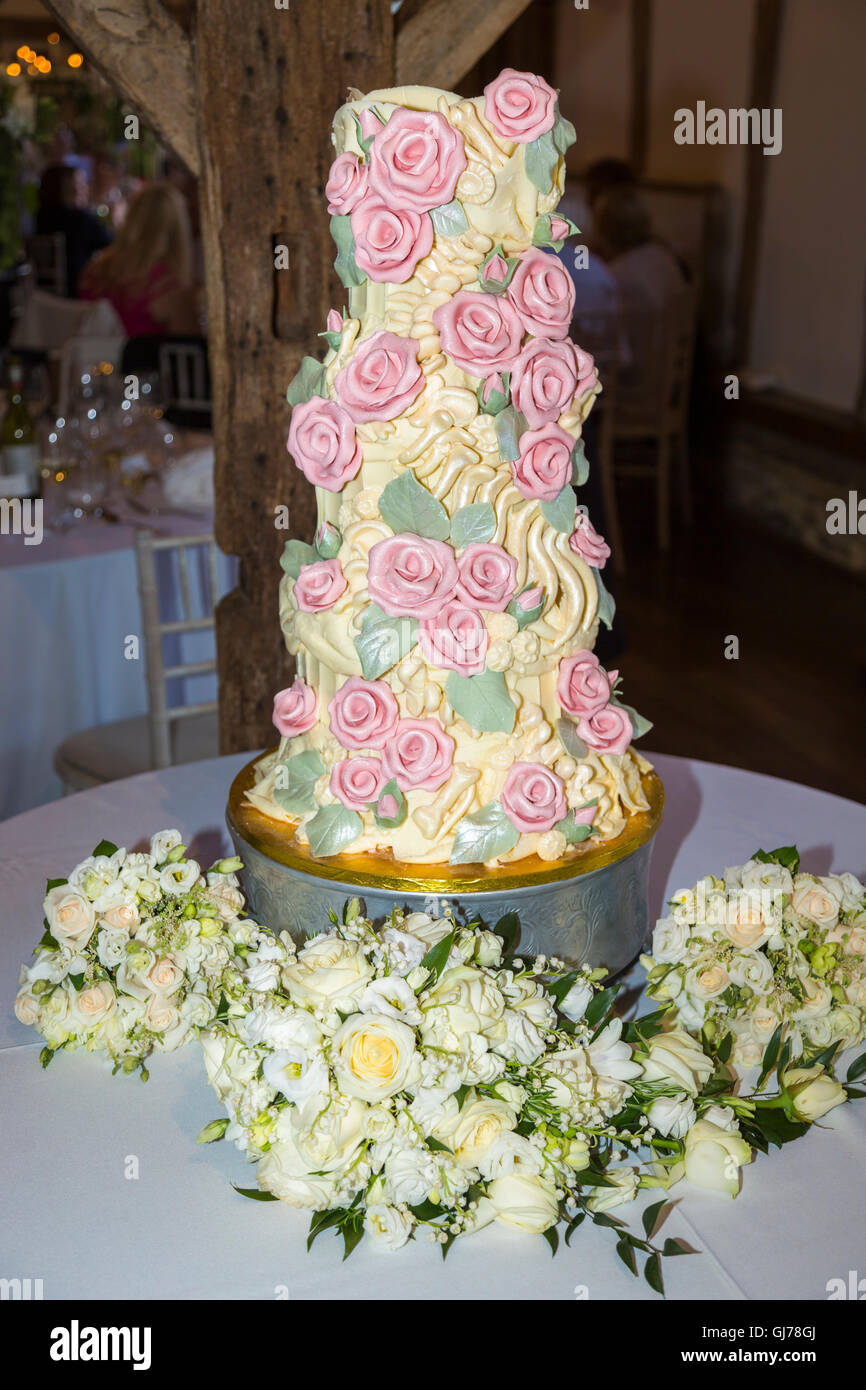 Aufwendige maßgeschneiderte Schokolade Hochzeitstorte mit Schokolade rosa Rosen und Dinosaurier-Knochen einschließlich einer fossilen Wirbelsäule gemacht durch Choccywoccydoodah von Brighton Stockfoto