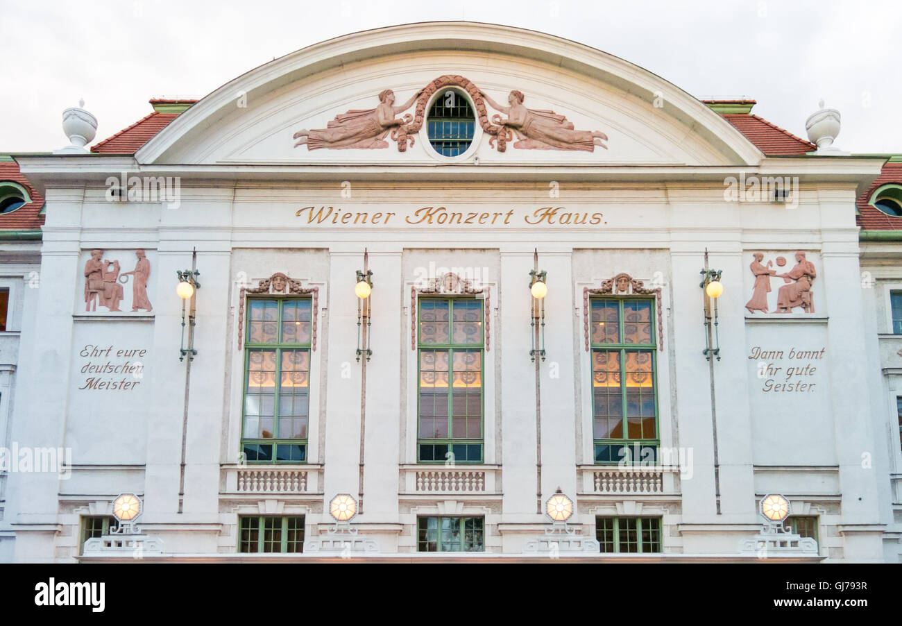 Spitze der vorderen Fassade des Wiener Konzerthauses, Konzertsaal im Stadtzentrum von Wien, Österreich Stockfoto
