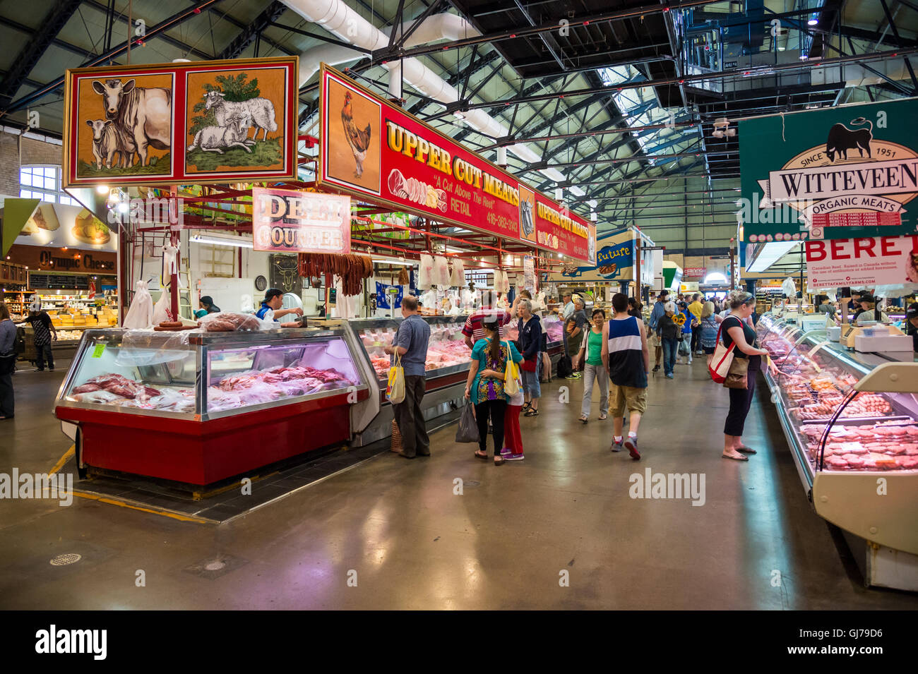 Toronto, CA - 2. Juli 2016: Stände, die Fleisch in St. Lawrence Market, Toronto, Ontario, Kanada Stockfoto