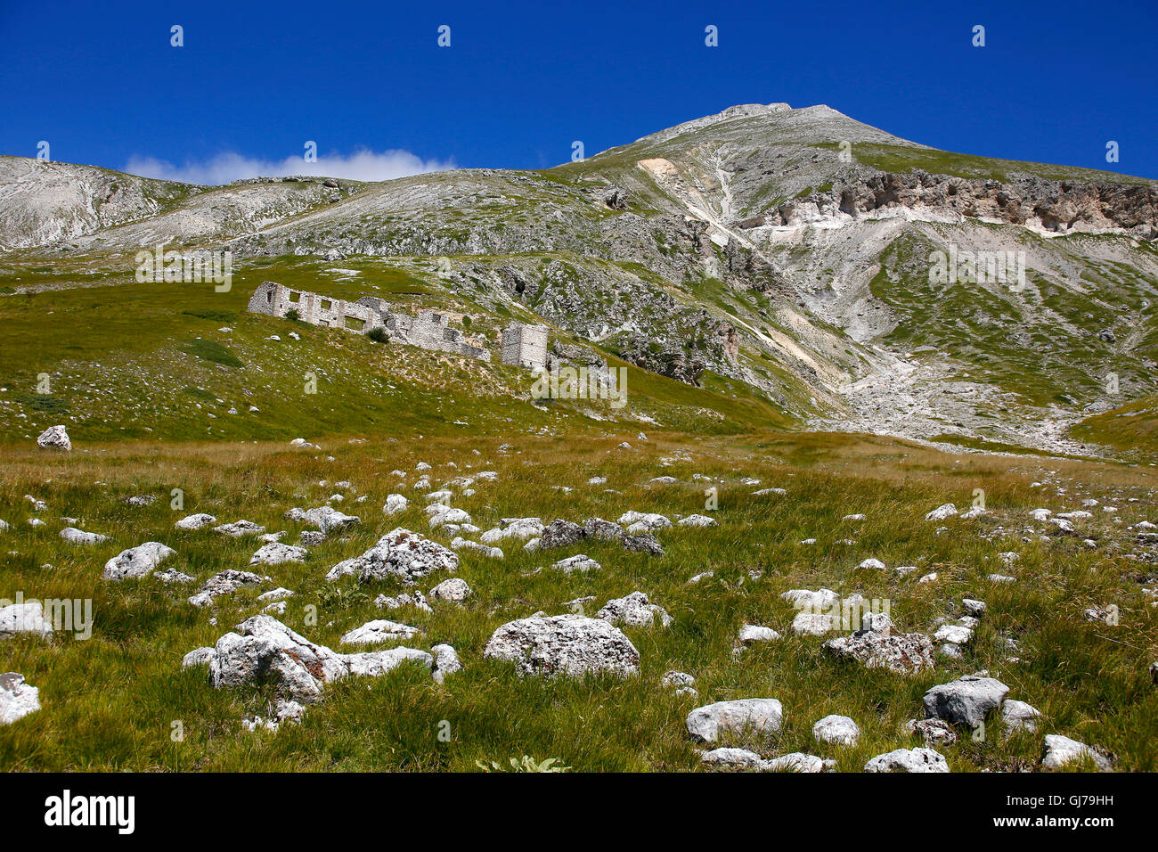 Bergbau-Altbauten auf Campo Imperatore im Gran Sasso Nationalpark, Abruzzen, Italien. Stockfoto