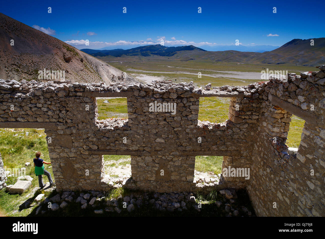 Bergbau-Altbauten auf Campo Imperatore im Gran Sasso Nationalpark, Abruzzen, Italien. Stockfoto