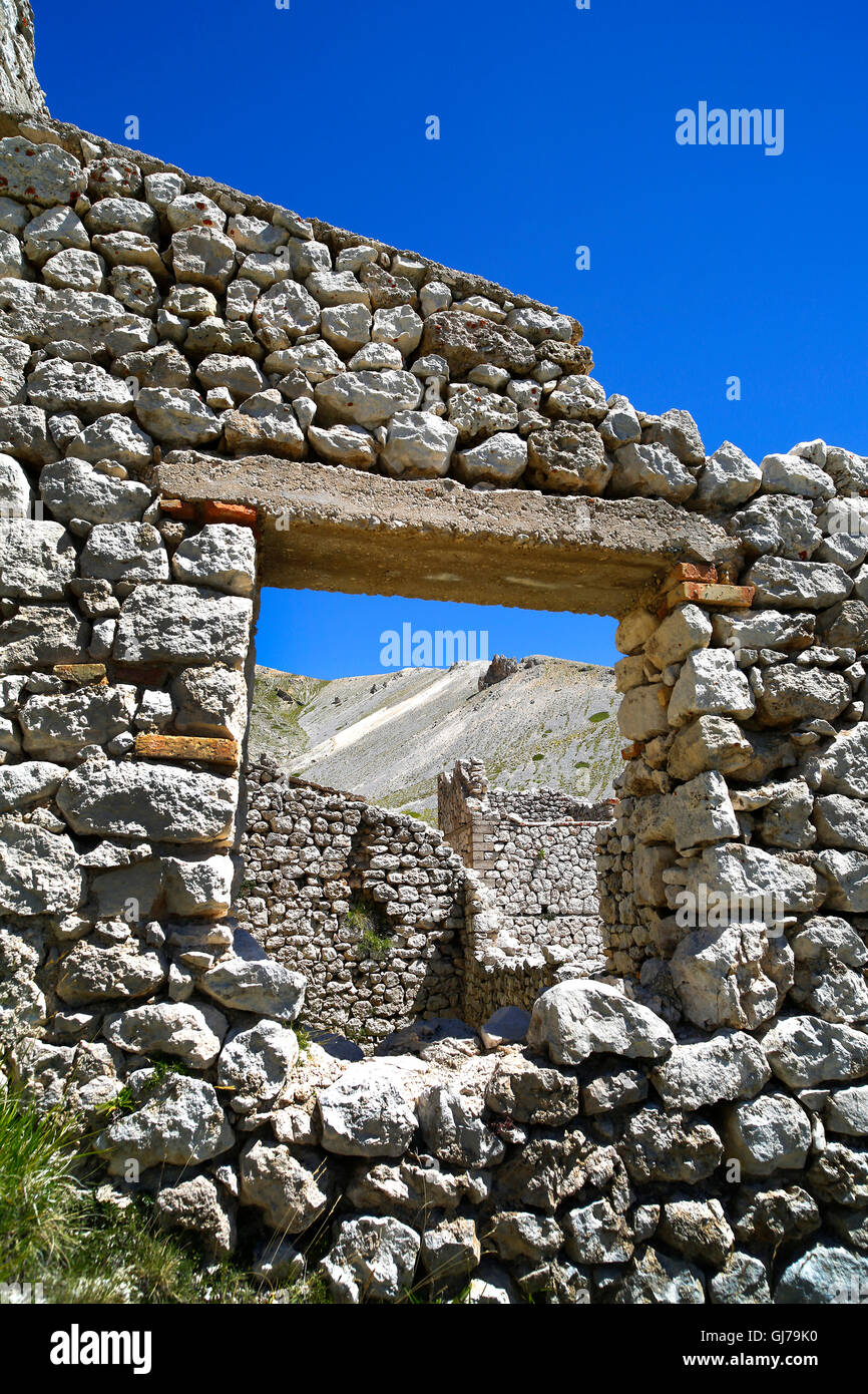 Bergbau-Altbauten auf Campo Imperatore im Gran Sasso Nationalpark, Abruzzen, Italien. Stockfoto