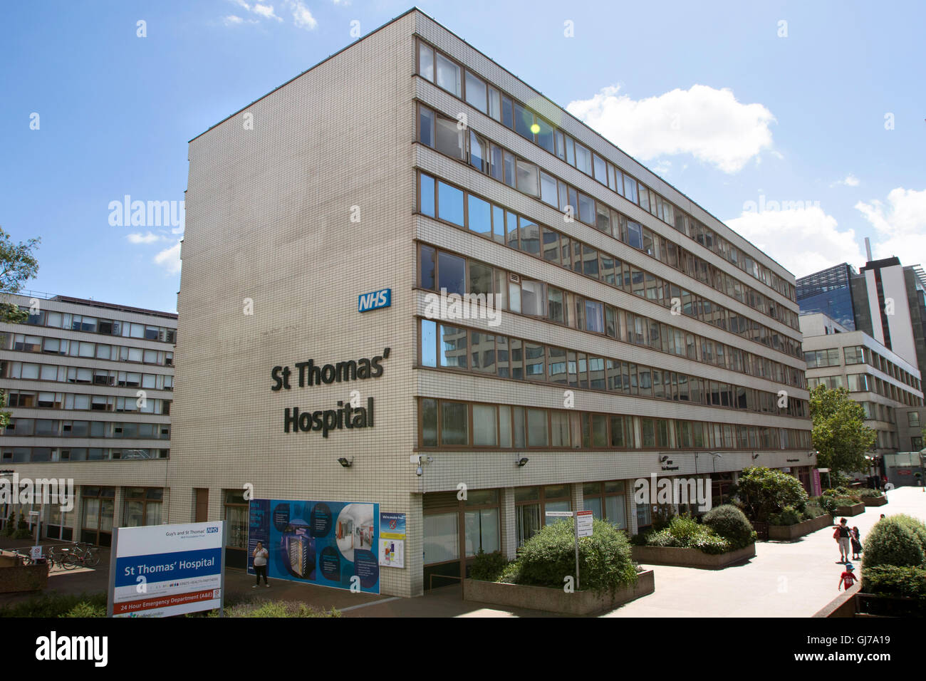 St Thomas' Hospital in London, England im Sommer während der sonnigen blauen Himmel Stockfoto