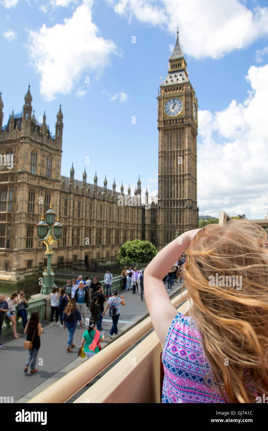 Junges Mädchen auf Tour-Bus auf Big Ben und den Houses of Parliament, Westminster, London, England, UK Stockfoto