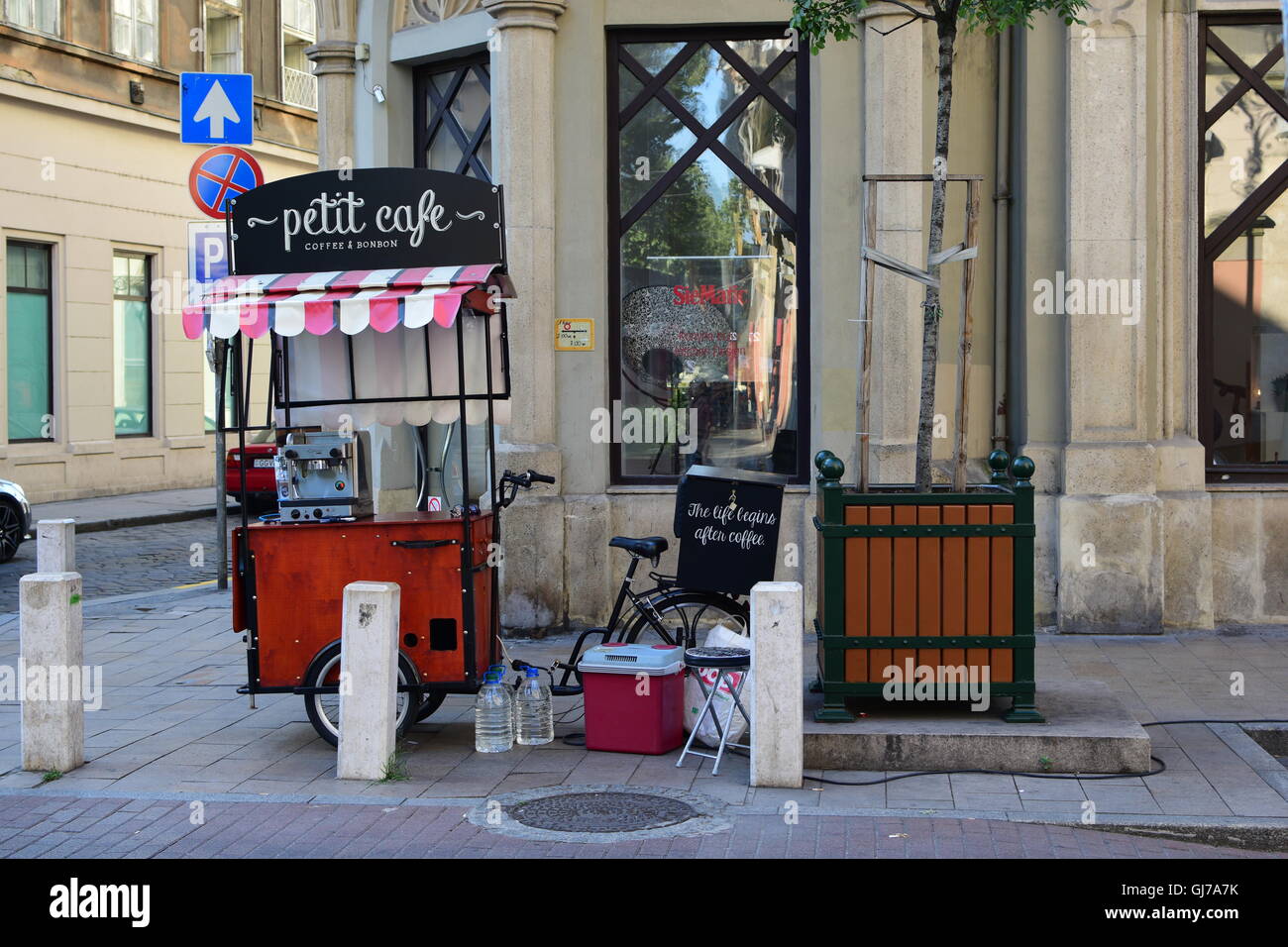 Fahrrad-Beförderung für Petit Cafe auf der Straße geparkt Stockfoto