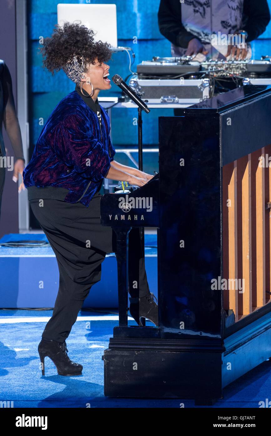 Sängerin Alicia Keys spielt während des 2. Tages der Democratic National Convention im Wells Fargo Center 26. Juli 2016 in Philadelphia, Pennsylvania. Stockfoto