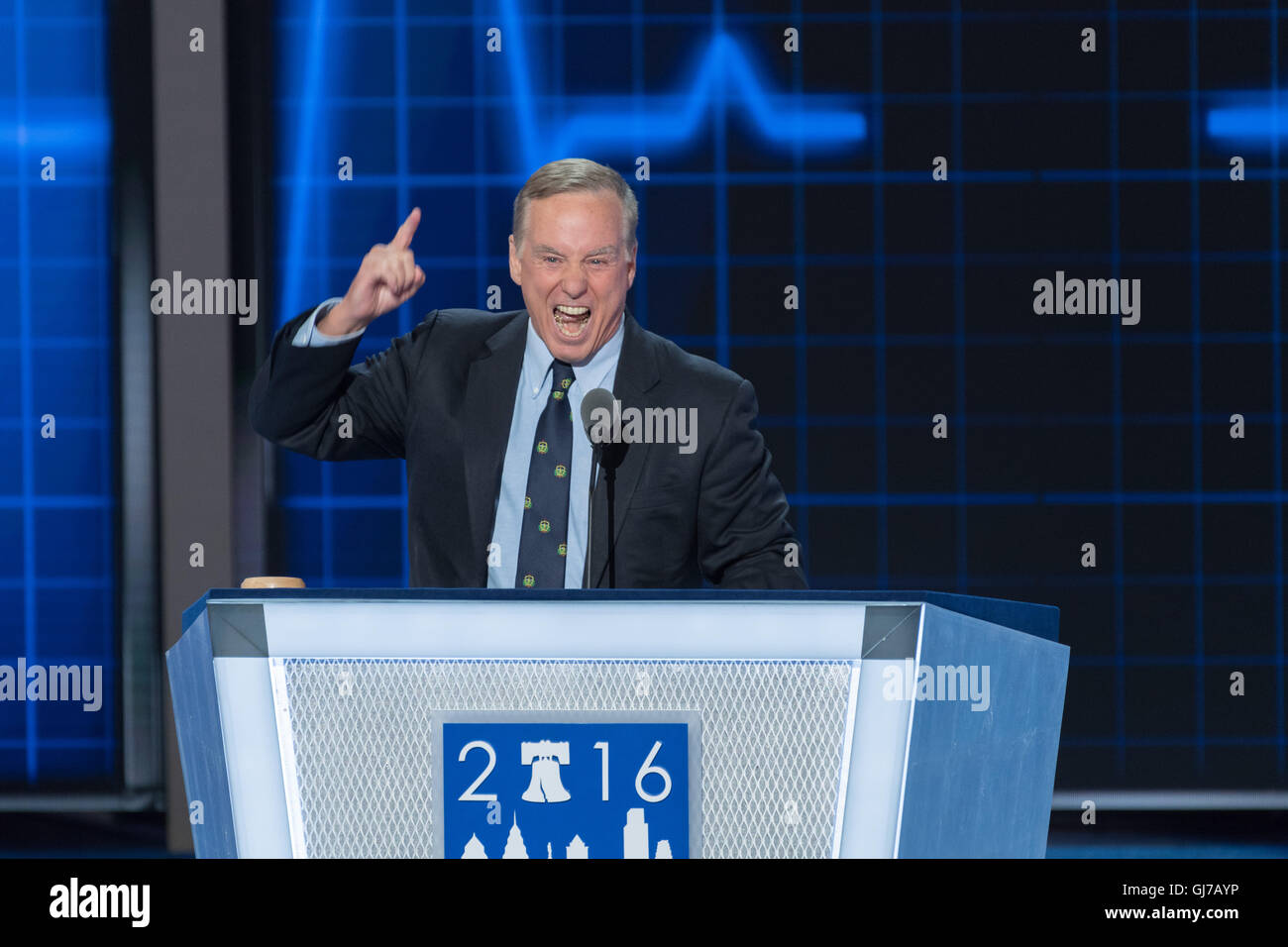 Ehemalige Vermont Gouverneur Howard Dean erschafft seine berühmten Schrei nach seiner Rede am 2. Tag von der Democratic National Convention im Wells Fargo Center 26. Juli 2016 in Philadelphia, Pennsylvania. Stockfoto